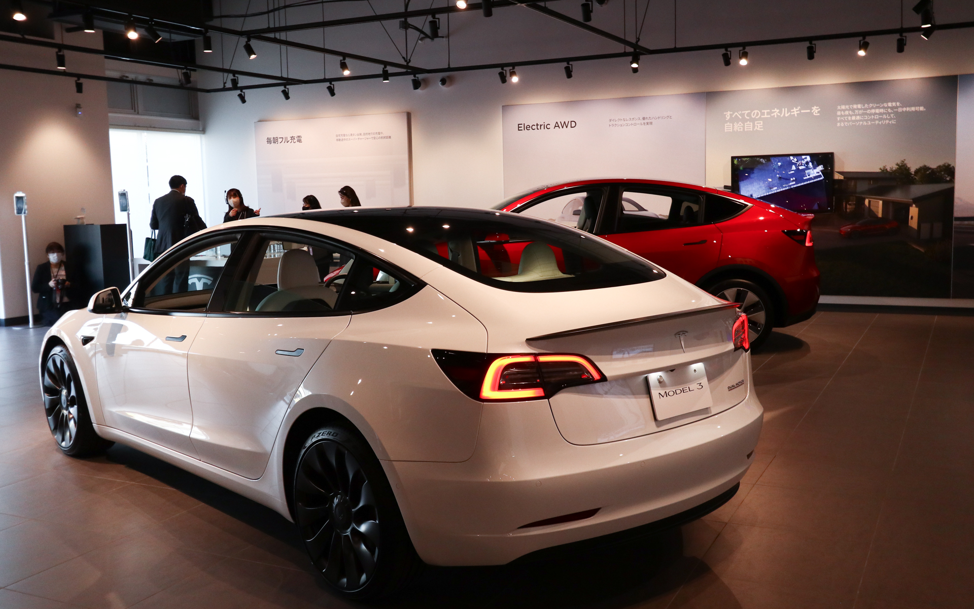 ストア店内には現在、モデル3（中央）とモデルY（両端）を展示