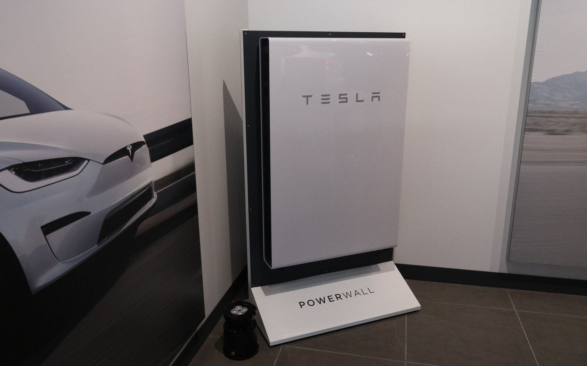 蓄電池「テスラPowerwall」のモックアップを展示