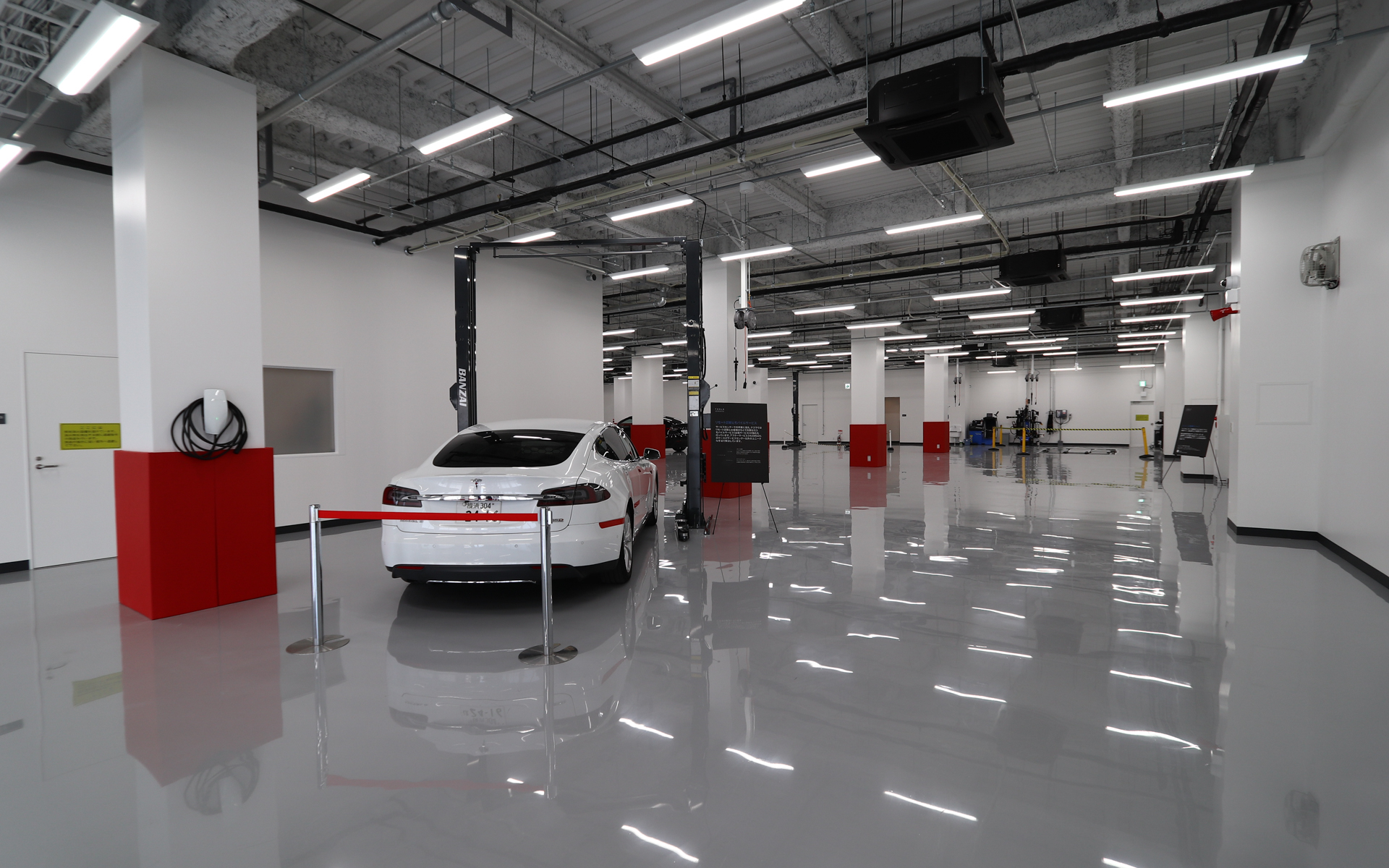 サービスのスペースはストアのスペースを囲むようにコの字に配置