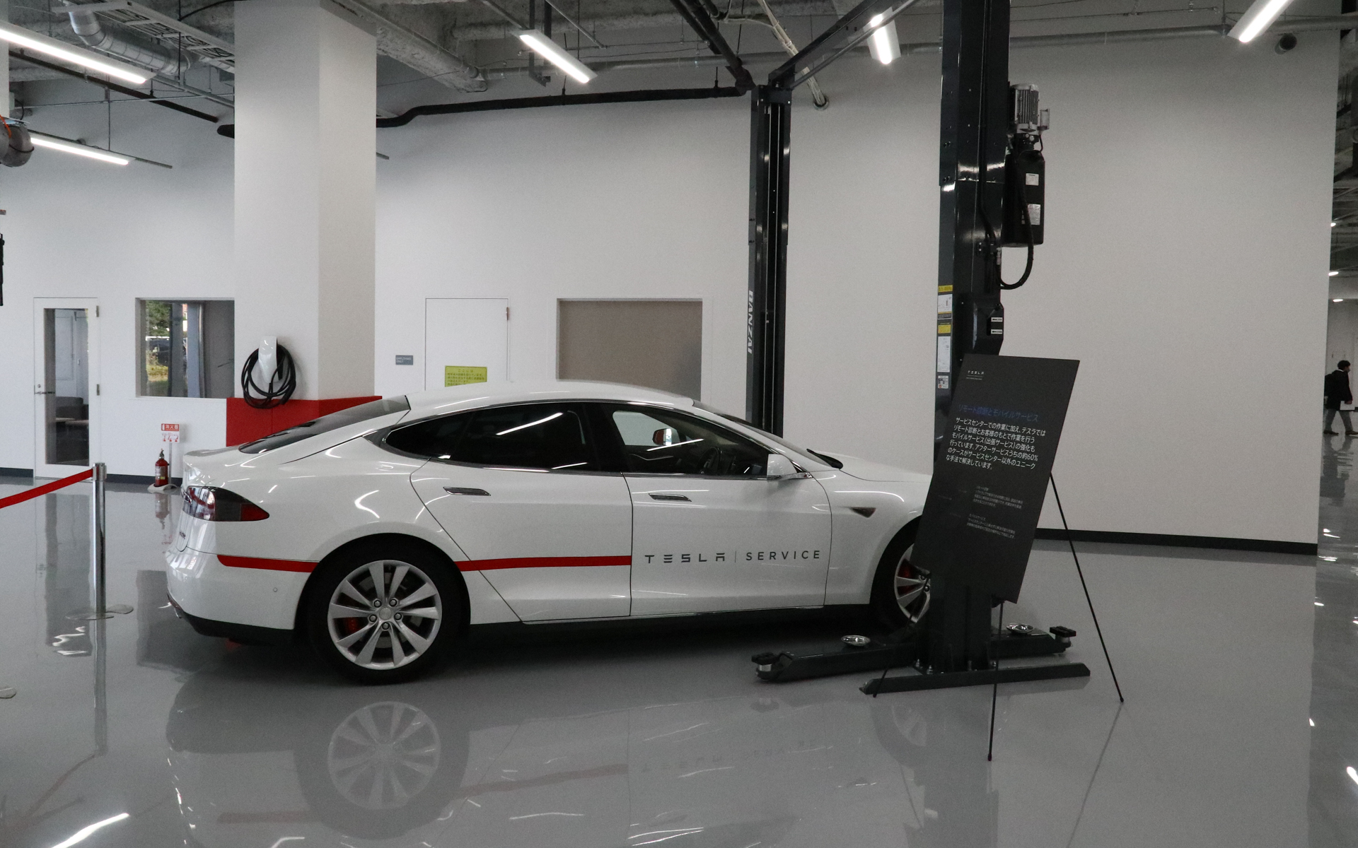 入口のリフトにはサービスカーが停車していた