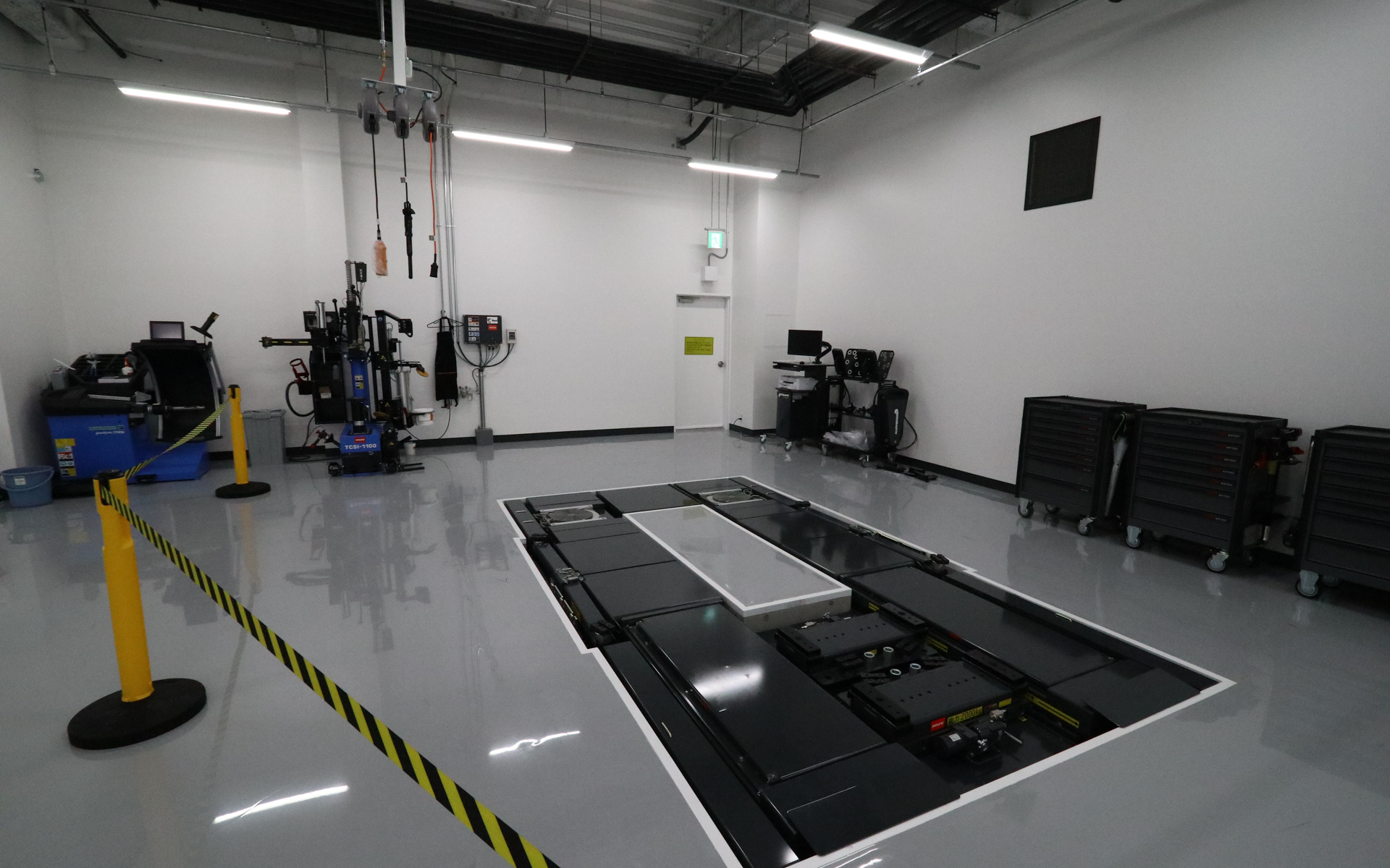 奥にはタイヤ交換に使われると思われるスペース