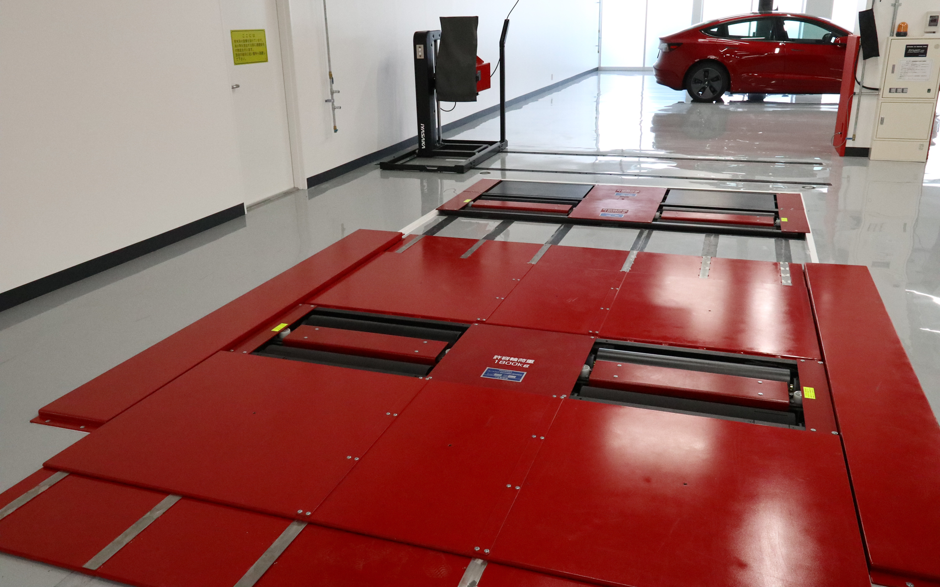 車検に必要な速度計のチェックやブレーキなどの計測機器、奥にはヘッドライトテスターも見える