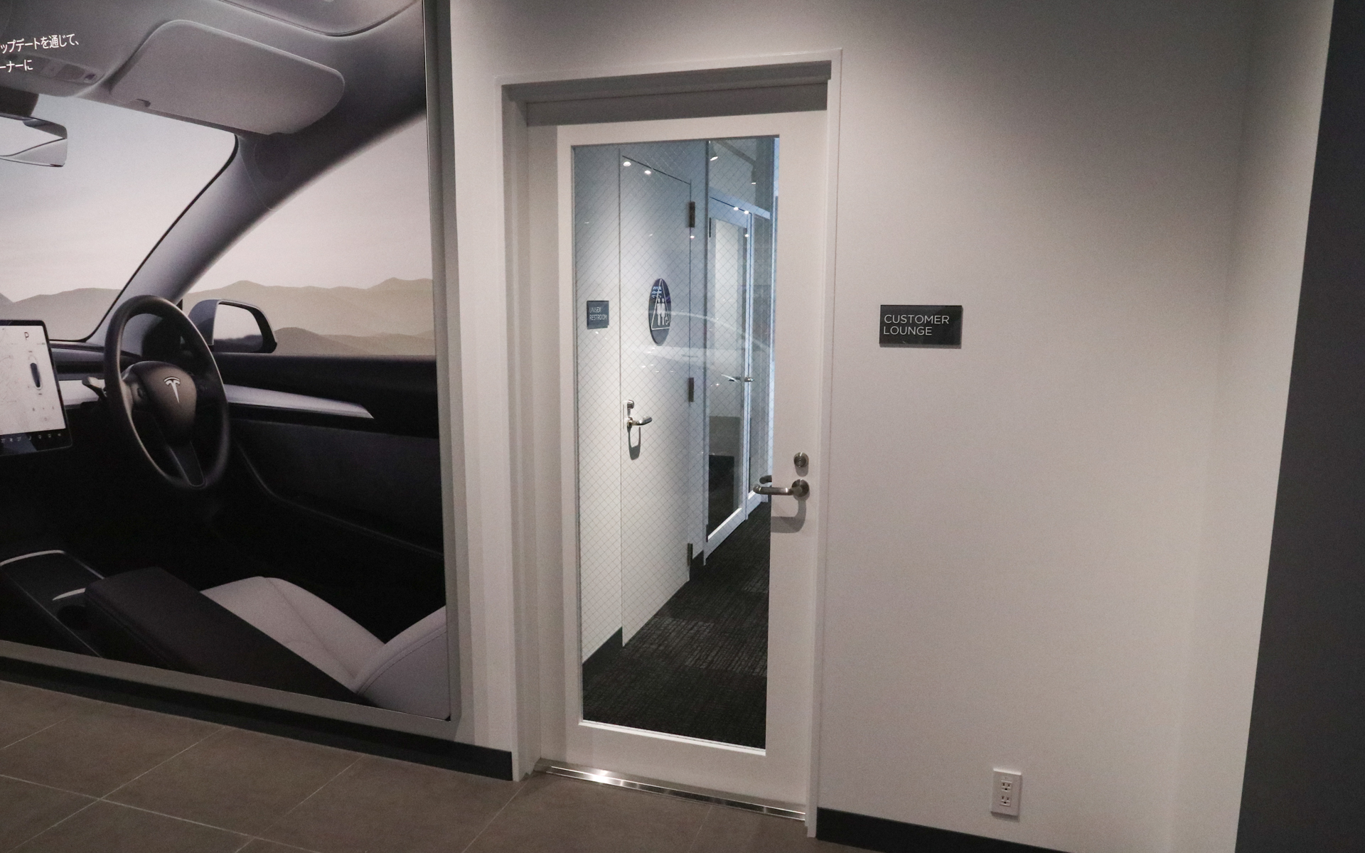 ストアの奥にはさまざまに使うラウンジスペースがある