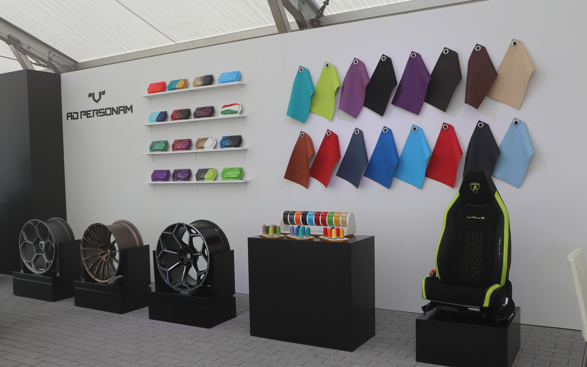 特注プログラム「アド・ペルソナム」の要素を展示