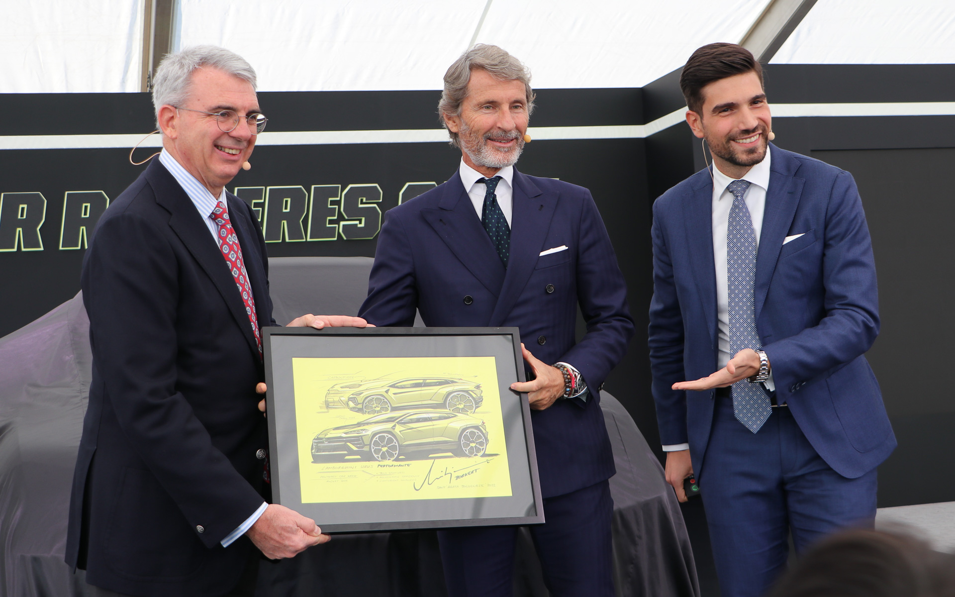 ゲストとして参加した駐日イタリア共和国大使のジャンルイジ・ベネデッティ閣下には、ウルス ペルフォルマンテのデザインスケッチが贈呈された