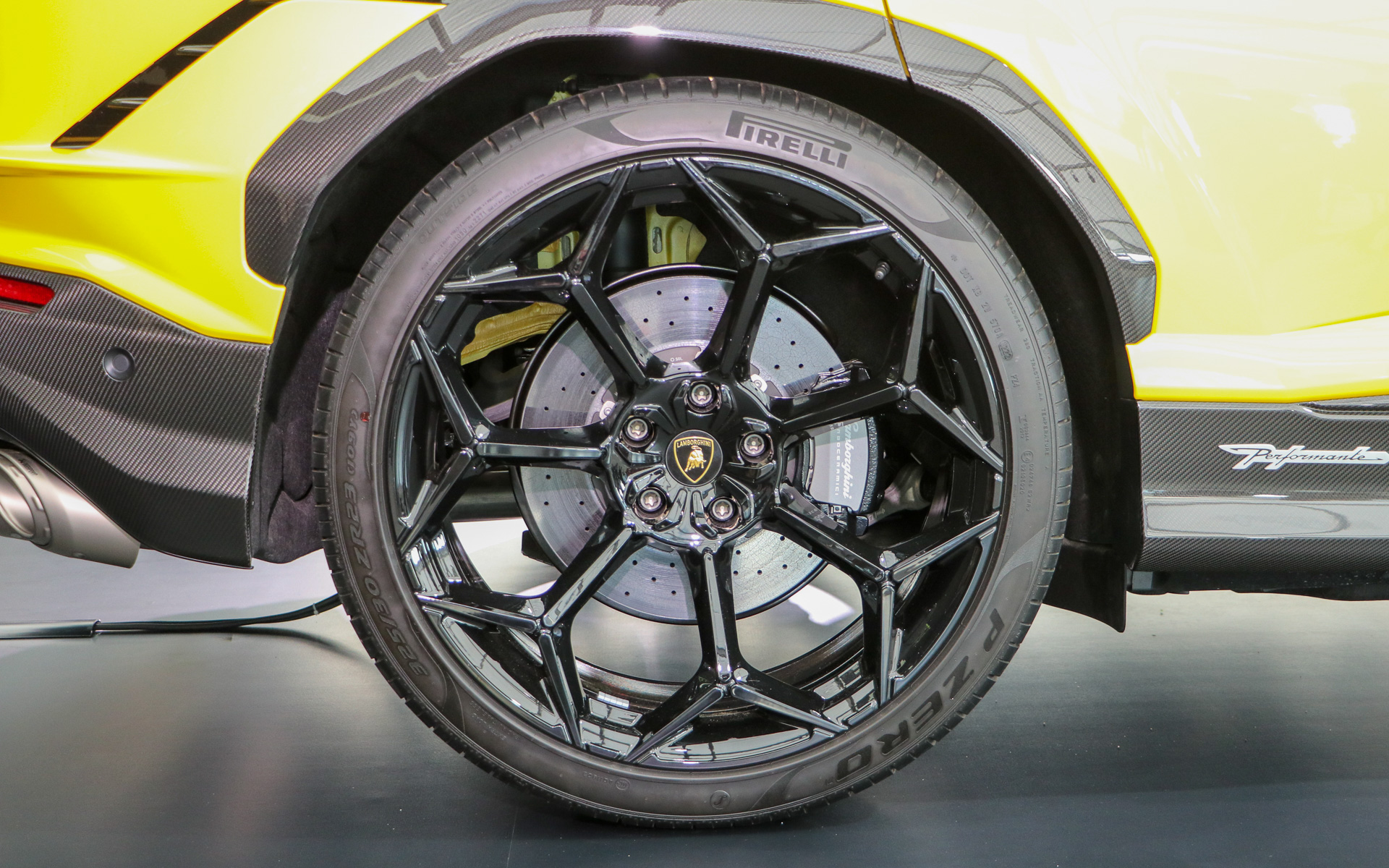 23インチホイールとピレリ「P ZERO」。リアタイヤのサイズは325/30ZR23