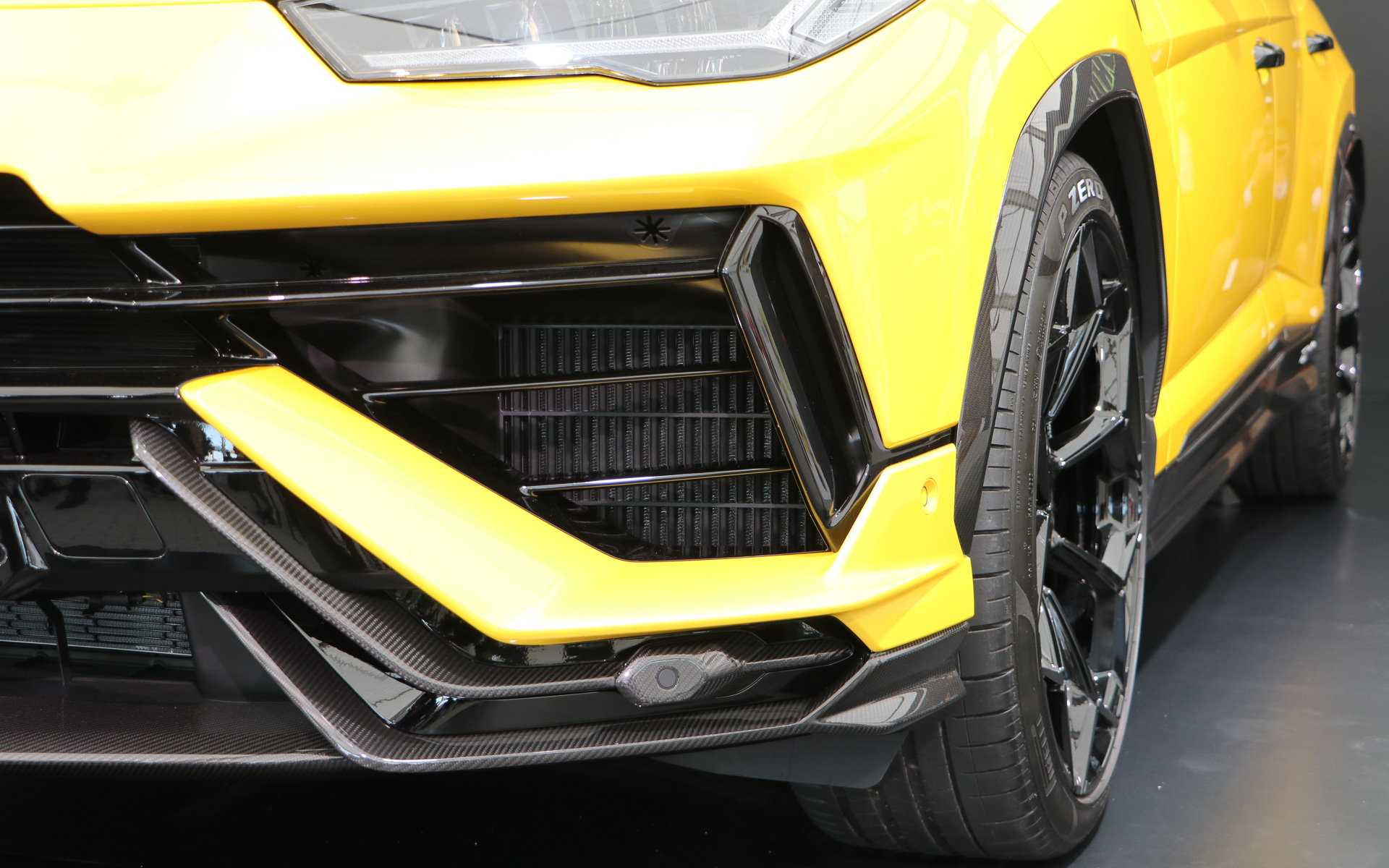 フロントバンパーに新たに設けられたエアカーテン。フロントバンパーとグリルの形状も若干変更していて、横スリットのみのシンプルなデザインになった。リップ部分もカーボンファイバーを採用