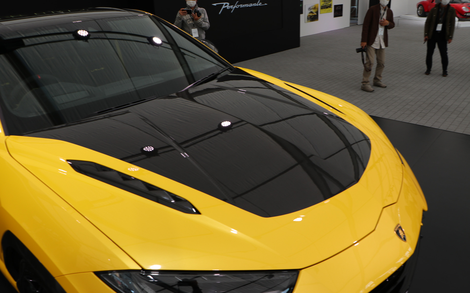 ボンネットはカーボンファイバー製