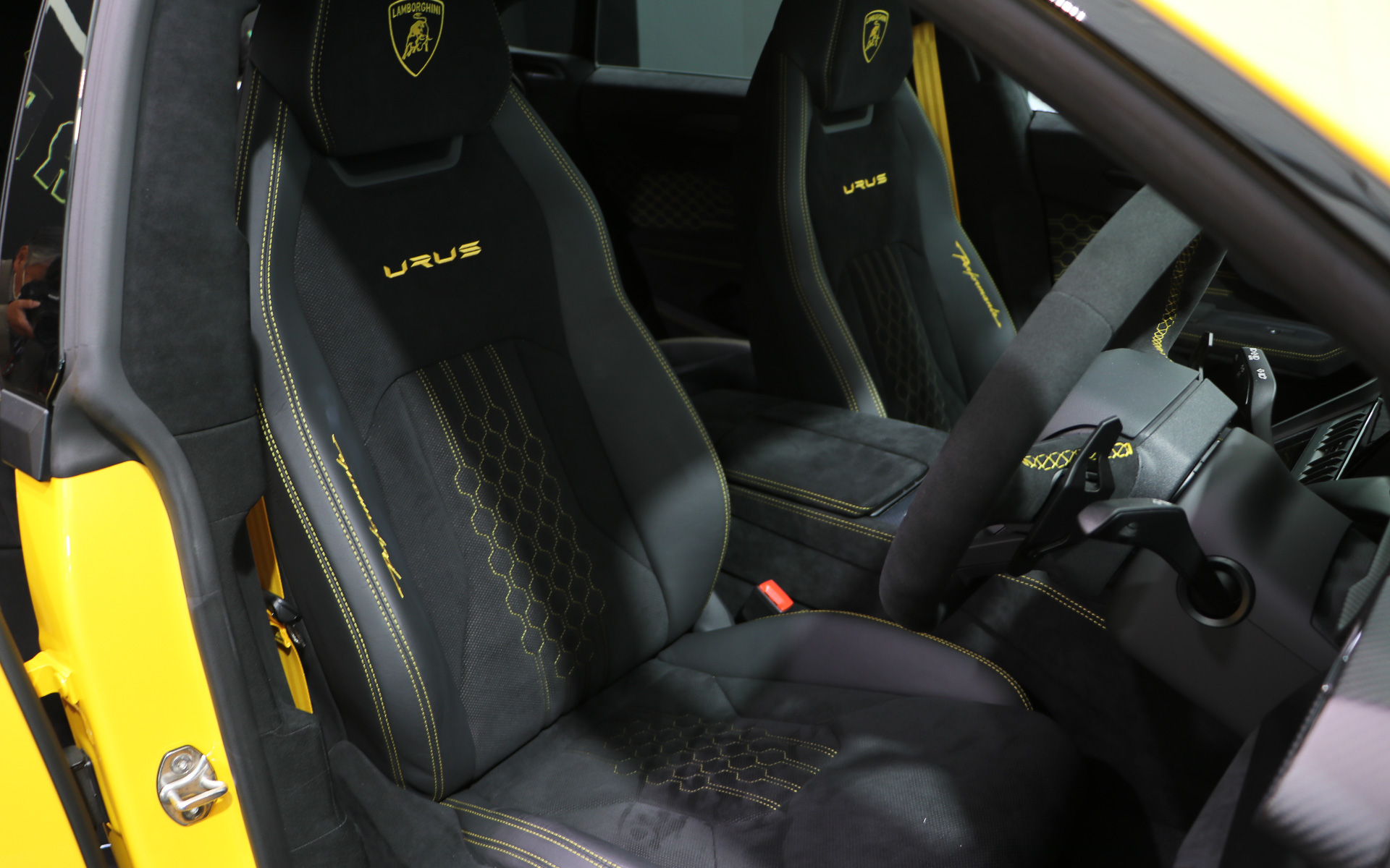 前席と後席ともにペルフォルマンテの刺繍が入る