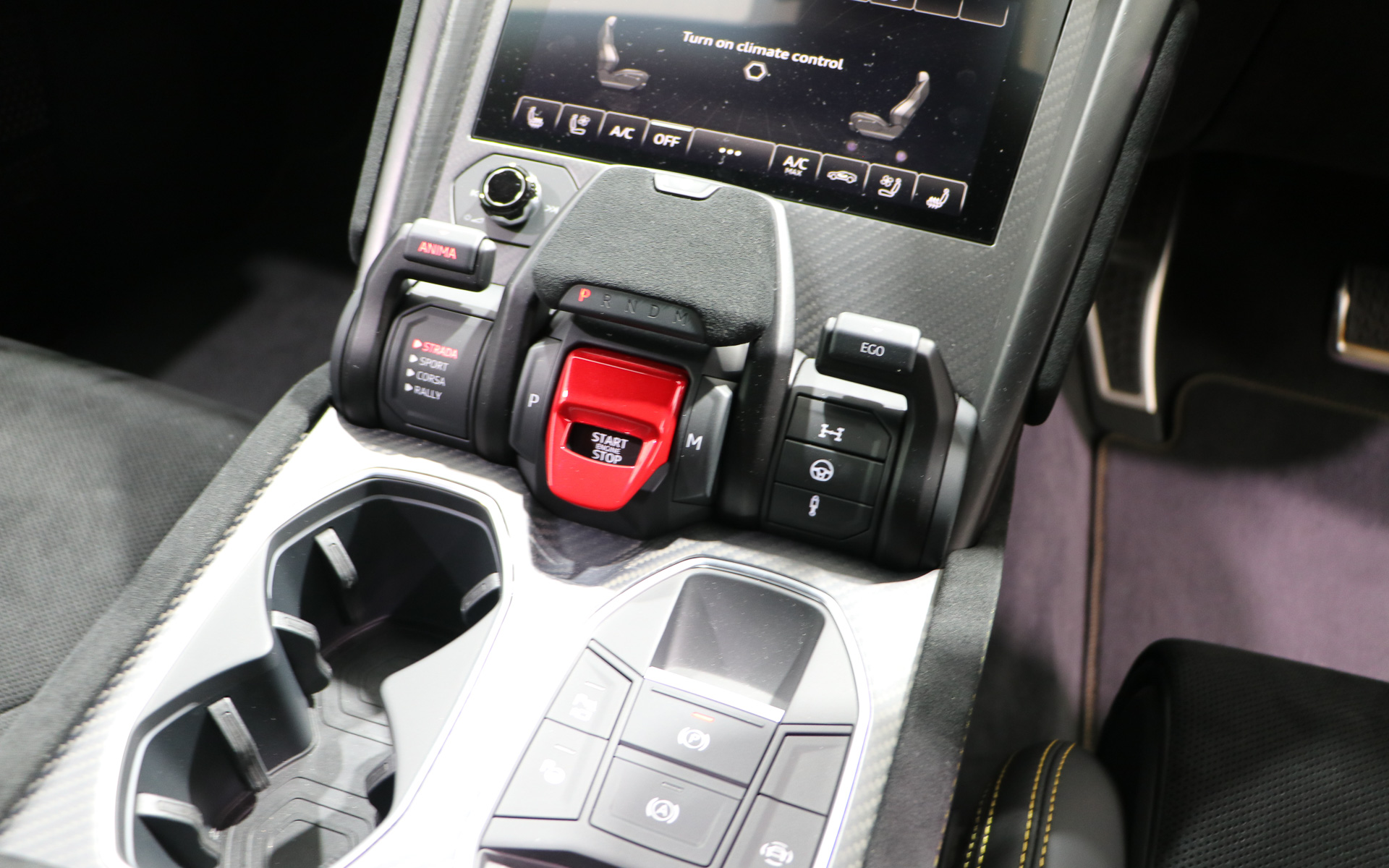 走行モードの切り替えは向かって左のレバーを引いて行なう