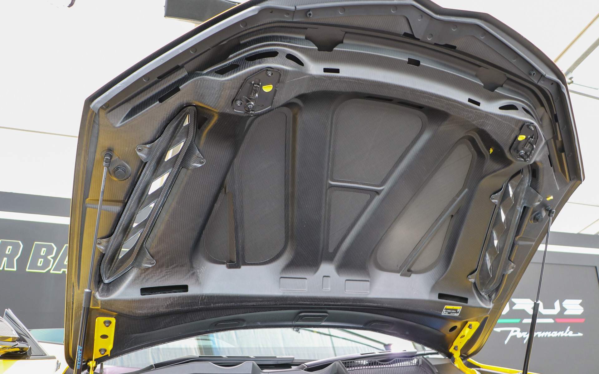 レーシングカーに採用されるより軽くて強いドライカーボンを採用している