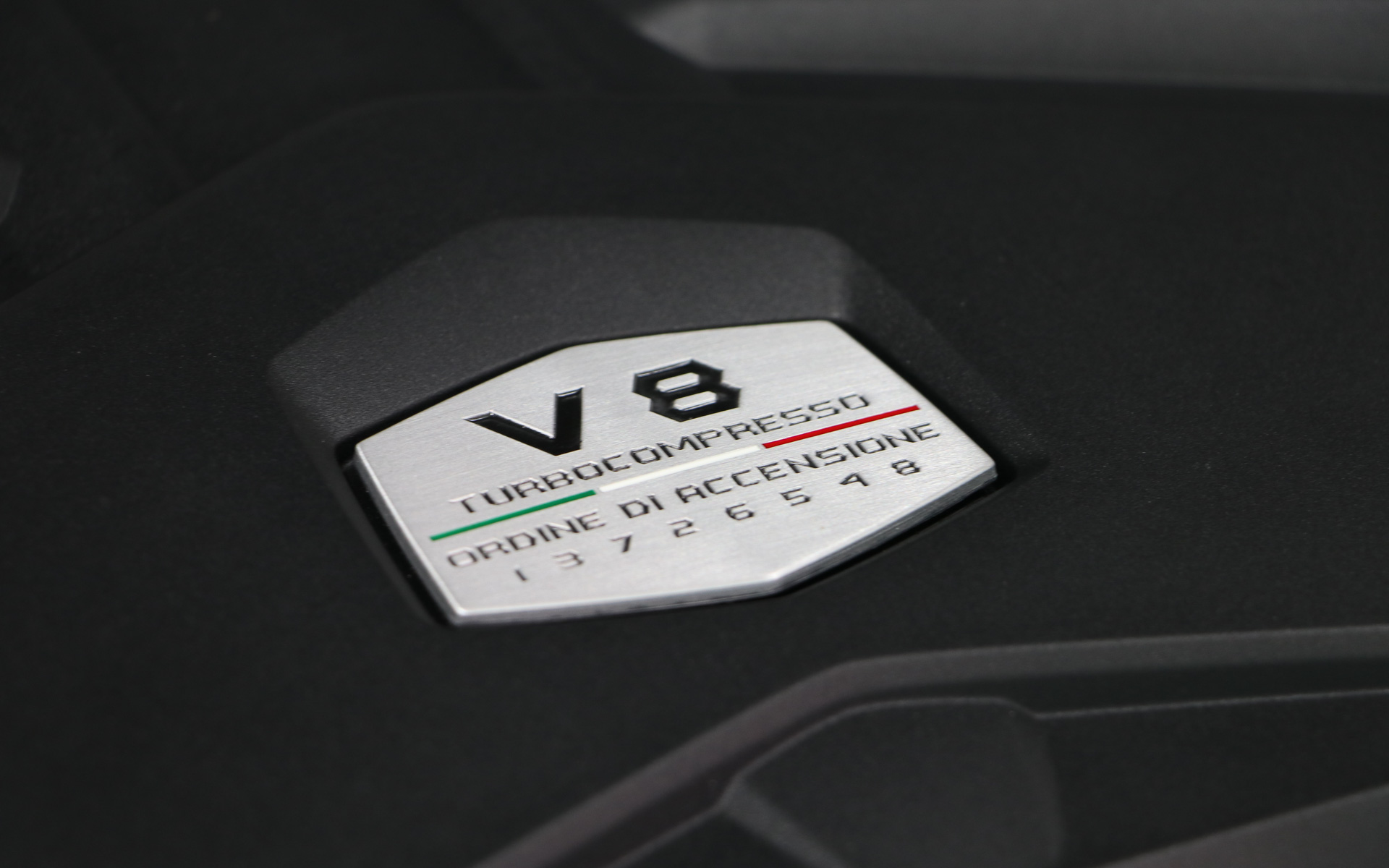 エンジンカバーにはV8のエンブレムが配される