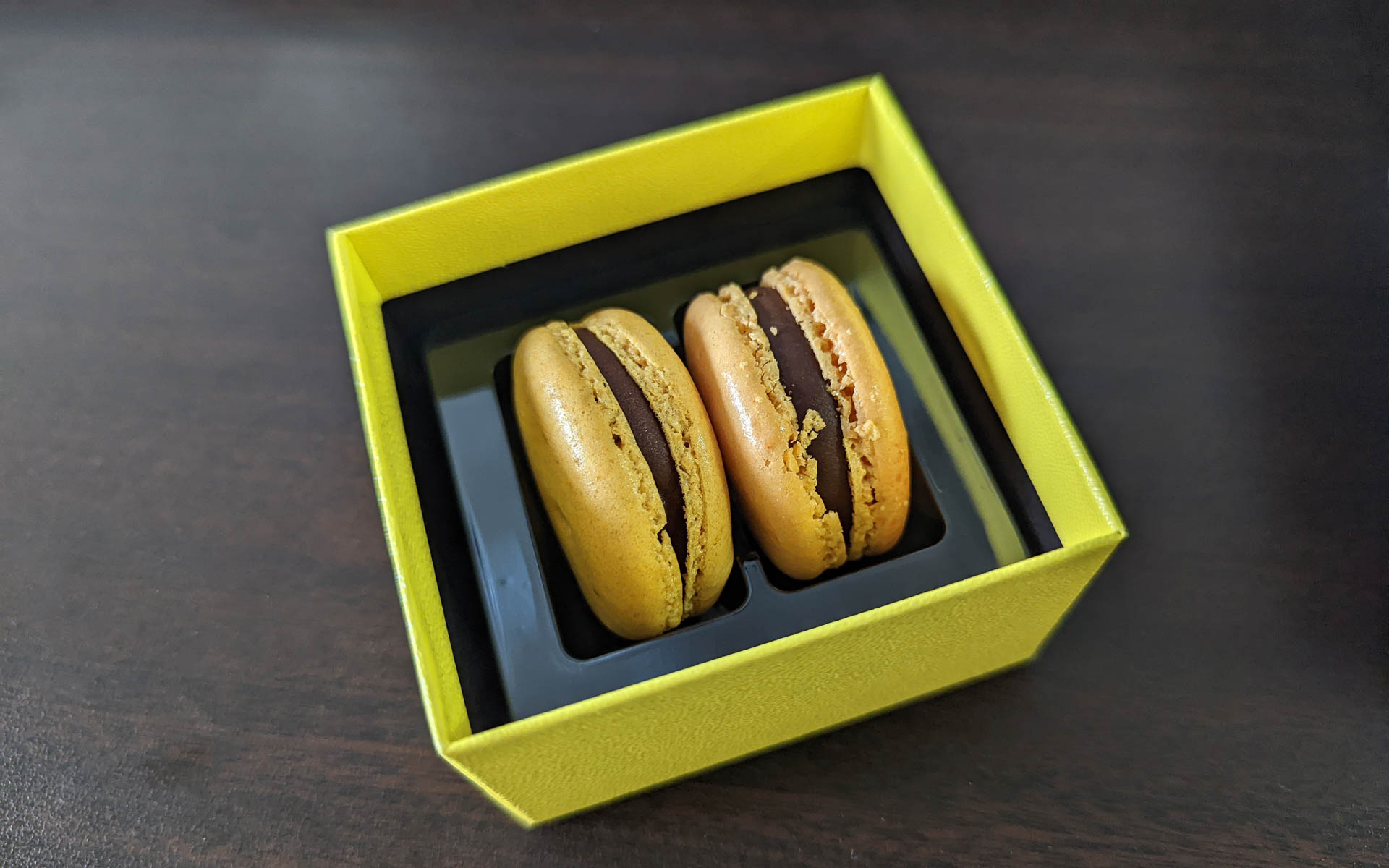 納車祝いにいただいた、新車のボディカラーと同じ色のマカロン！　おしゃれ!!