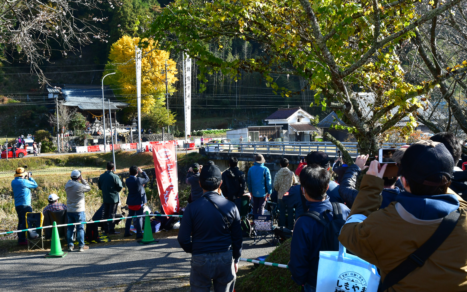 左奥に見えるのが「Jin-junction（神社ンクション）」こと熊野神社