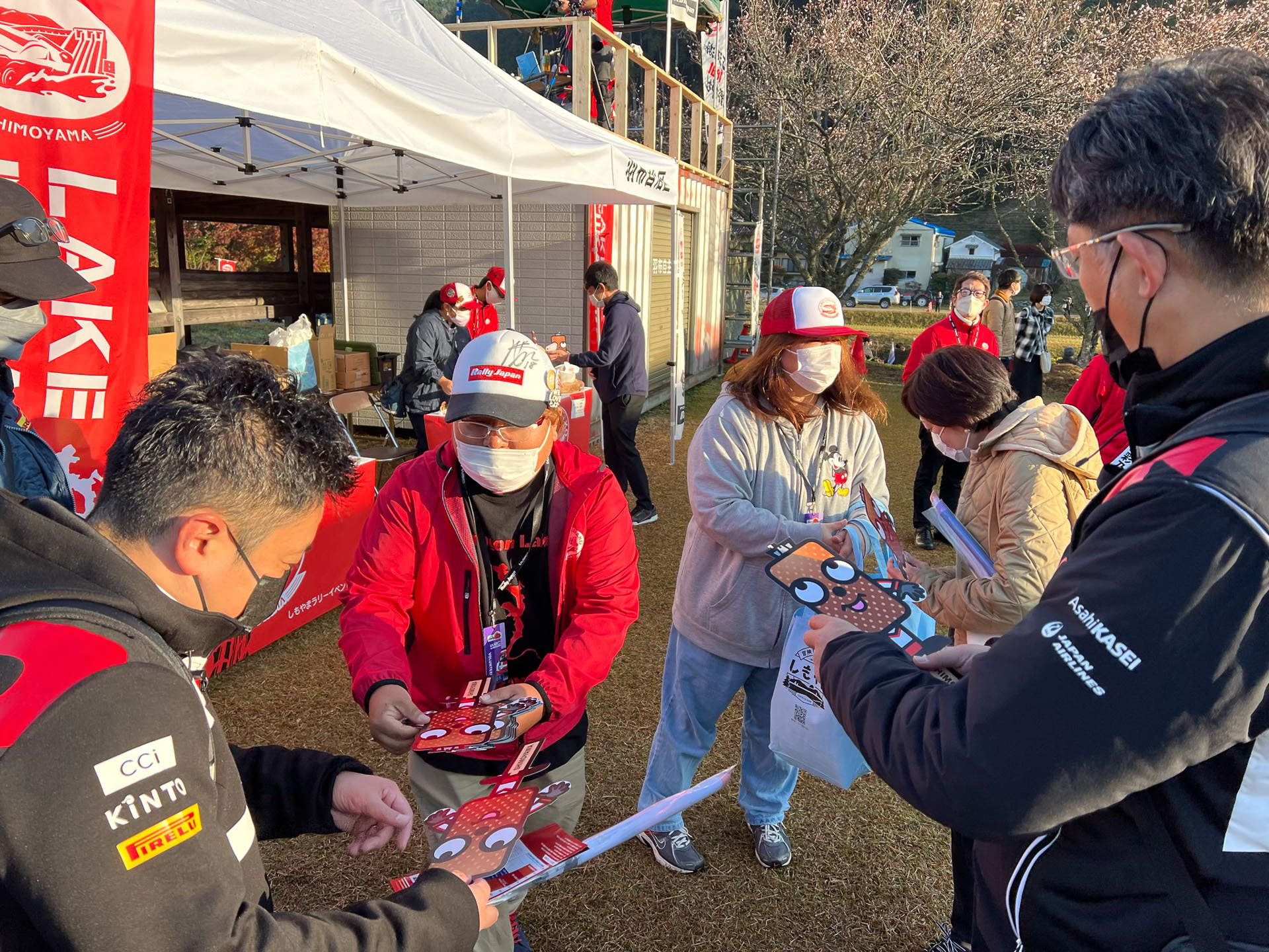 応援グッズを受け取っていたラリーファンと思いきや、TOYOTA GAZOO Racing 佐藤プレジデントと高橋部長だった