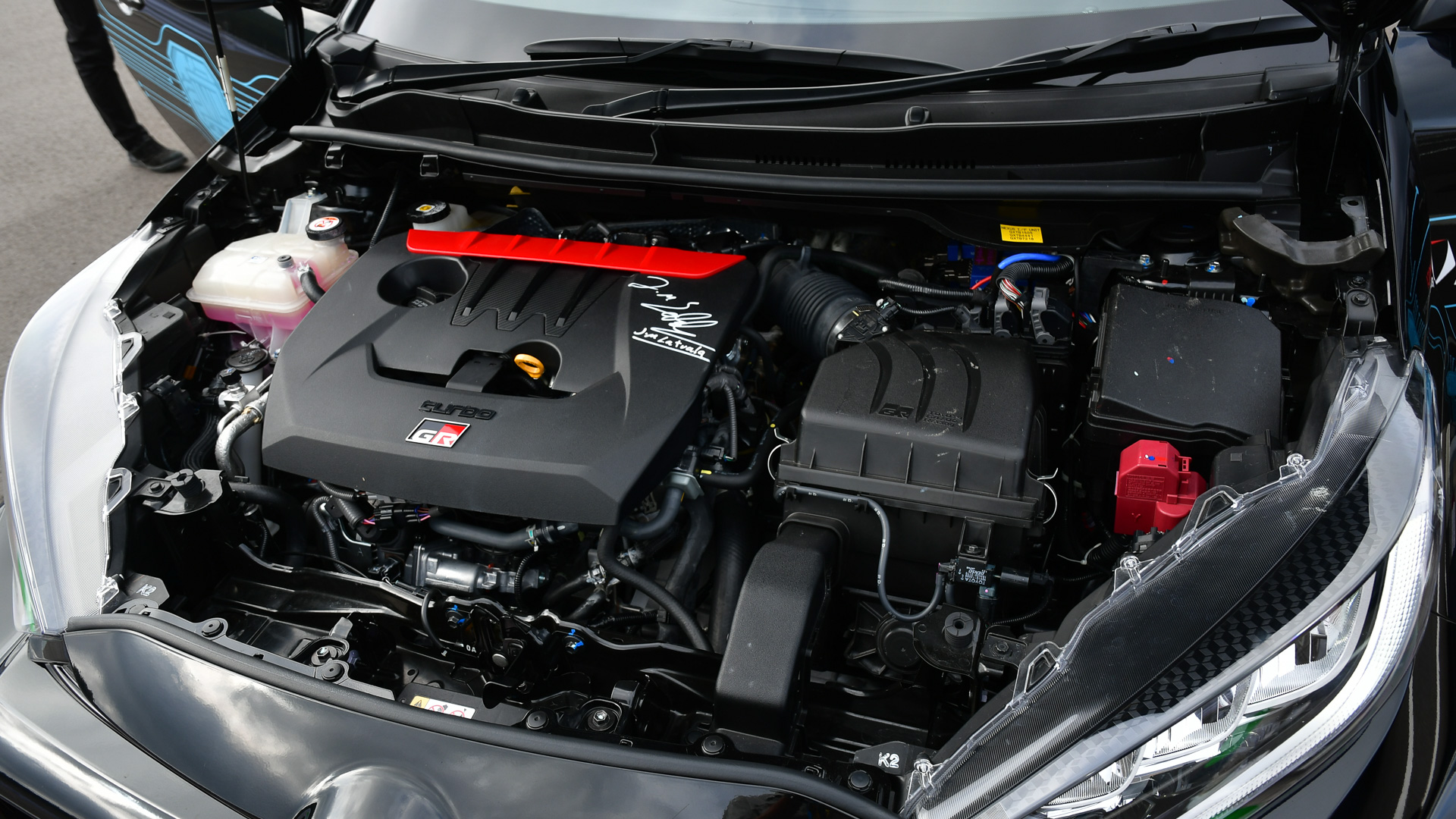 自動運転実験車には珍しくガソリンエンジンのみ。エンジンカバーにはヤリ-マティ・ラトバラ氏のサイン