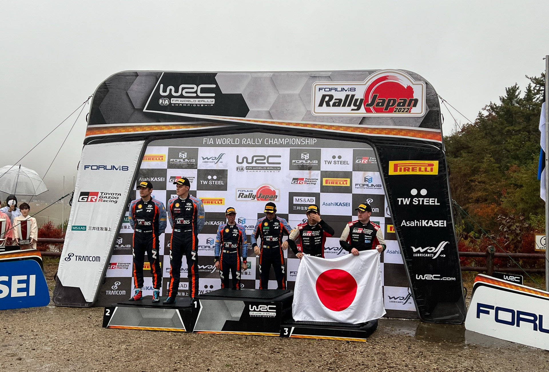 最終ステージでの暫定表彰式。右が勝田・ジョンストン組