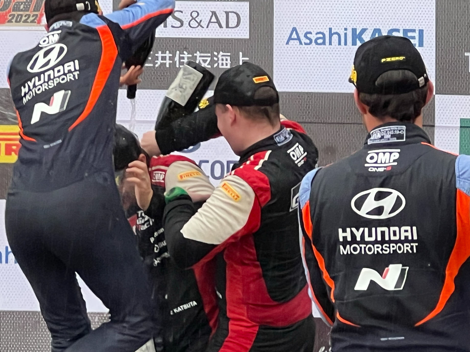 ライバルから祝福を受ける勝田選手