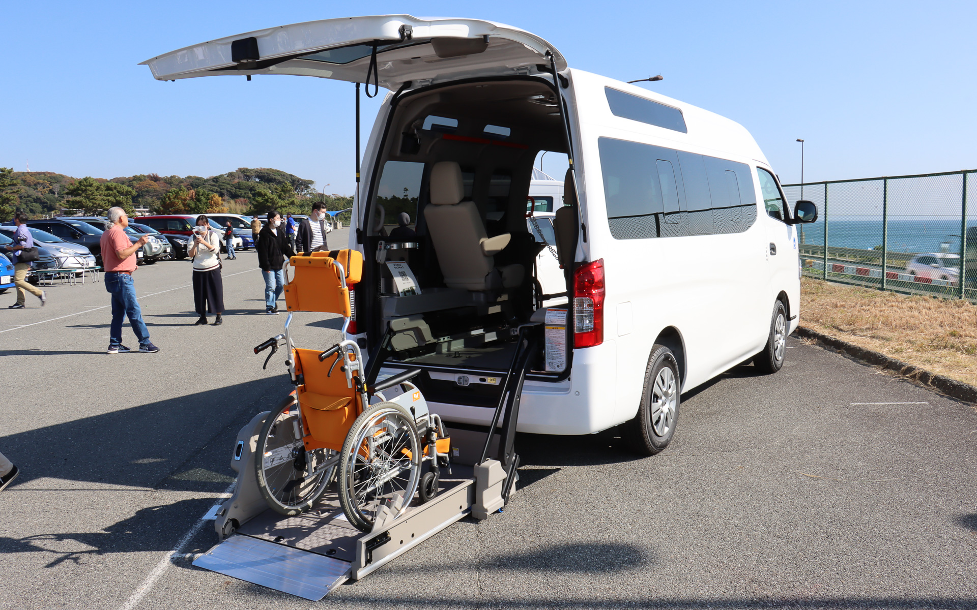 2月にマイナーチェンジされた「キャラバン チェアキャブ」。車両後方の車いす固定装置が改良され、電動リフターに車いすを固定するフックを一新。軽量化されたほか、車いすの前後2か所で固定する場合にはボタンを押すだけのワンアクションで分離できるアイデアを採用。扱いやすさを高めて短時間で固定作業を完了できるようにしている。なお、ロックボタンにはラチェットハンドルのソケット固定を解除するプッシュボタンの仕組みを参考にしているとのこと