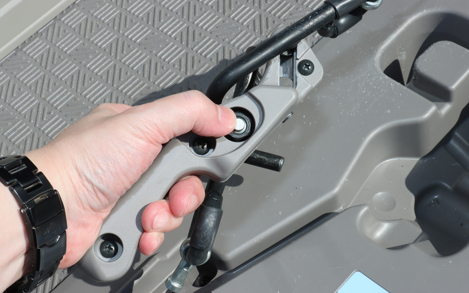 2月にマイナーチェンジされた「キャラバン チェアキャブ」。車両後方の車いす固定装置が改良され、電動リフターに車いすを固定するフックを一新。軽量化されたほか、車いすの前後2か所で固定する場合にはボタンを押すだけのワンアクションで分離できるアイデアを採用。扱いやすさを高めて短時間で固定作業を完了できるようにしている。なお、ロックボタンにはラチェットハンドルのソケット固定を解除するプッシュボタンの仕組みを参考にしているとのこと