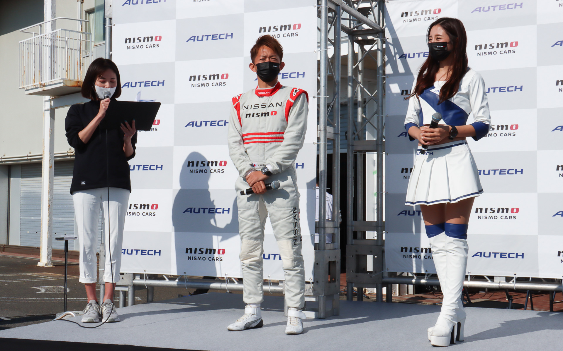 ゲストとして参加したレーシングドライバー 平手晃平選手（写真中央）とAUTECH レースクイーン 美すずさん（写真右）