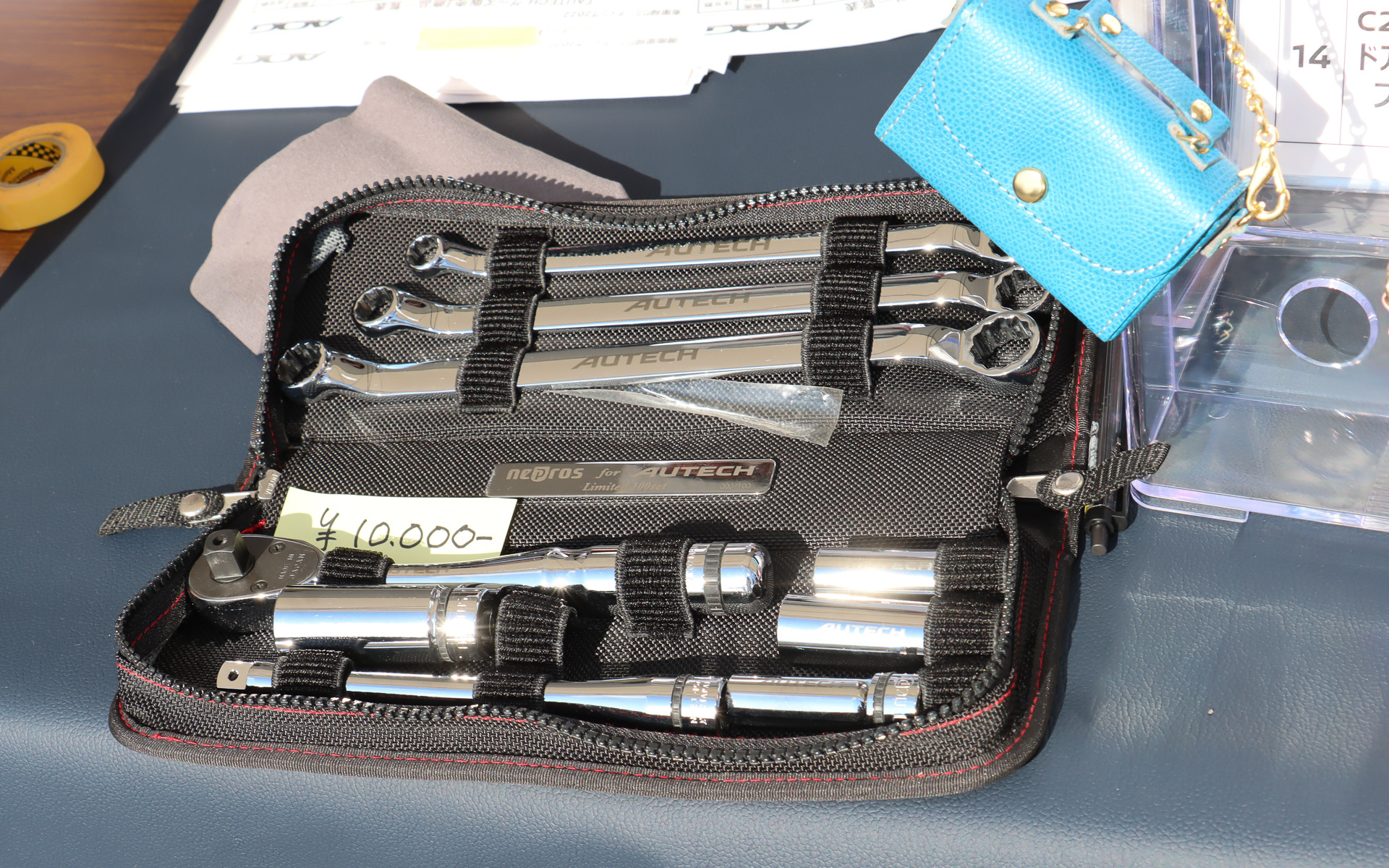 オーテックのブースは各種純正用品を限定大特価で販売したことで、開会直後から長打の列ができた。人気を集めていたのはオーテックロゴの入ったKTC製ツールセット（1万円）。販売数の少ないものから次々と売り切れていった