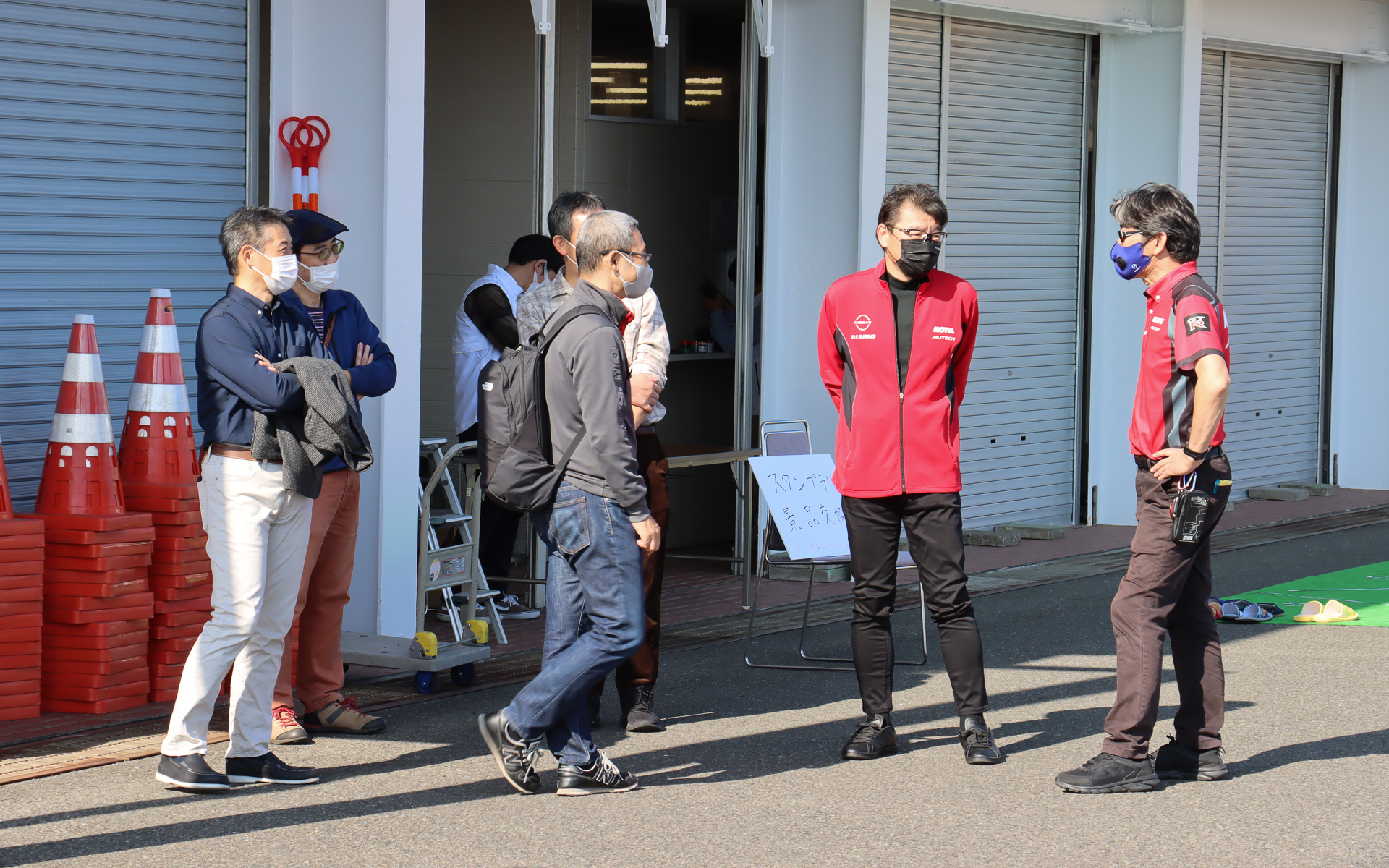会場内ではオーテックやNISMOのスタッフと参加者が意見交換する光景も見られた