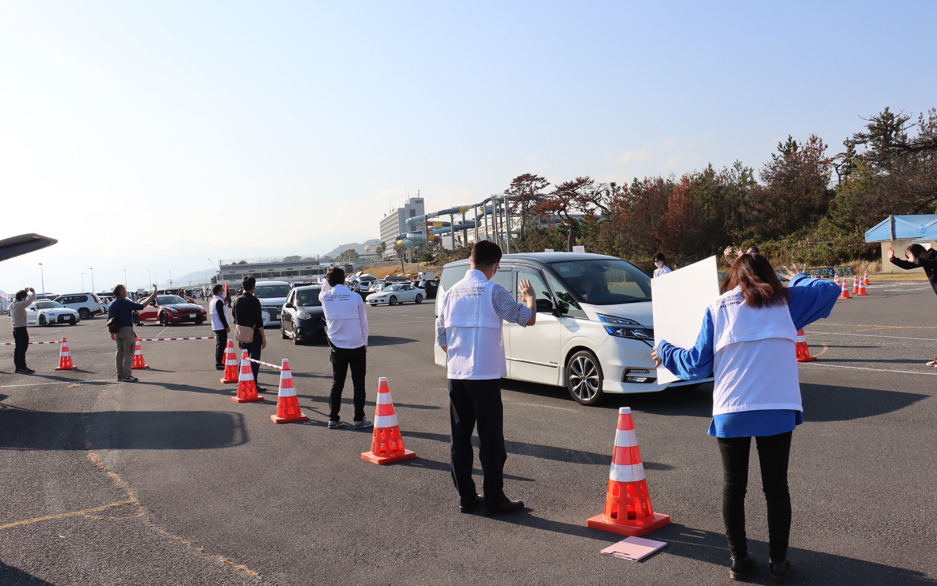 閉会後はスタッフによるお見送りの列を参加者が通過してイベントは終了した