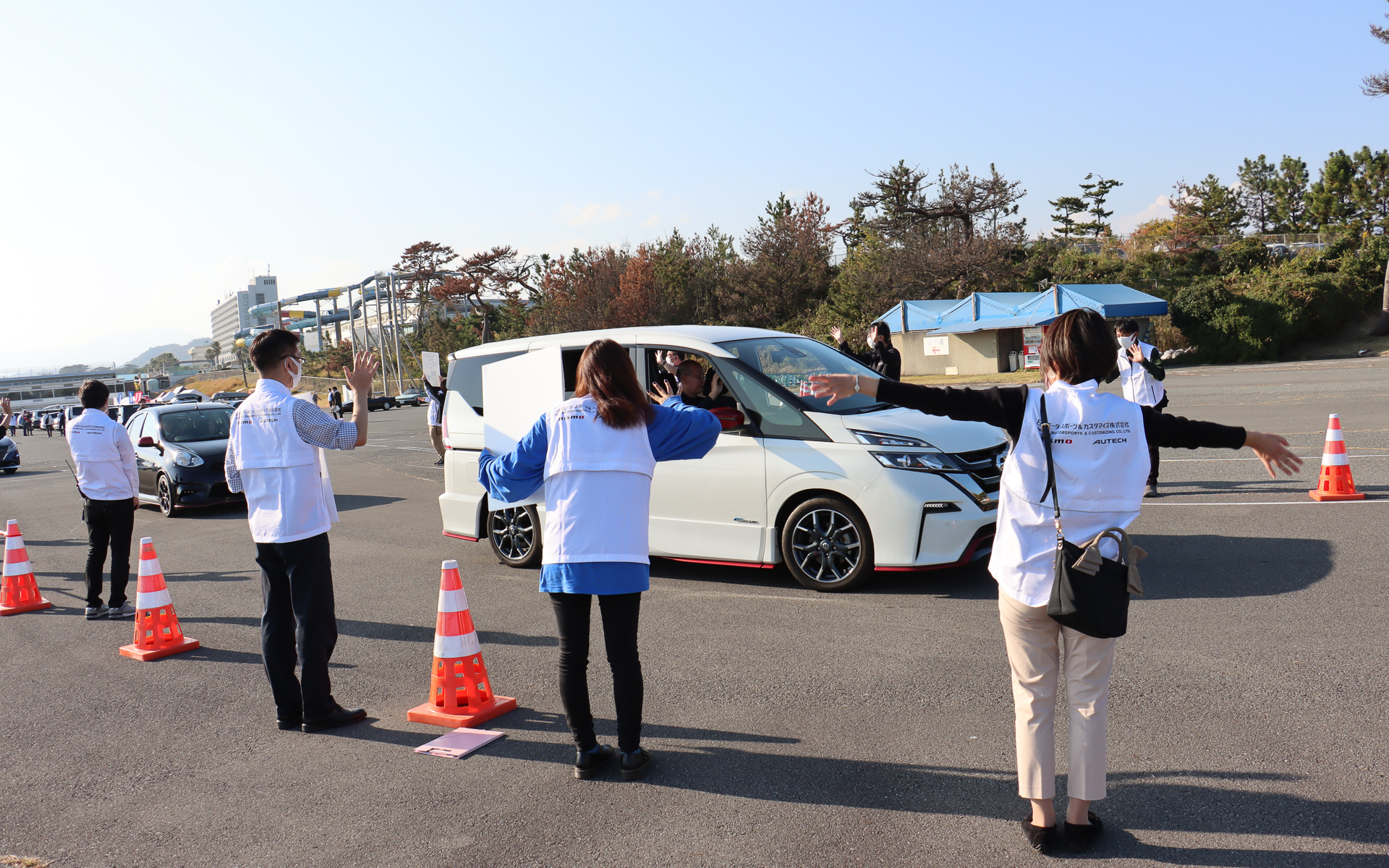 閉会後はスタッフによるお見送りの列を参加者が通過してイベントは終了した