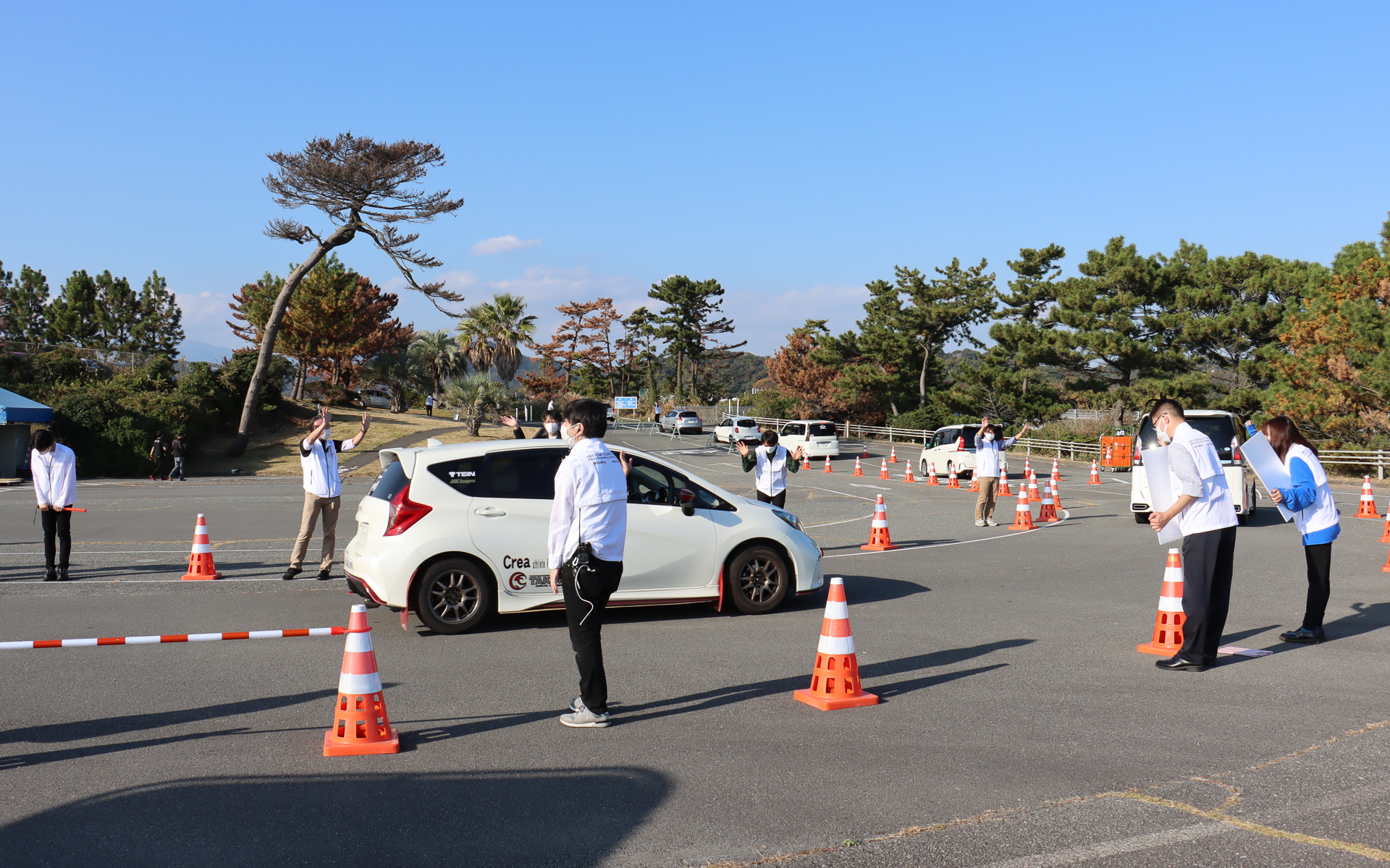 閉会後はスタッフによるお見送りの列を参加者が通過してイベントは終了した