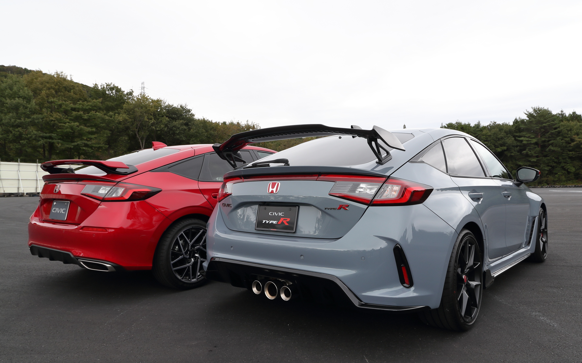 シビック用のテールゲートスポイラー（奥）、TYPE R用テールゲートスポイラー（手前）