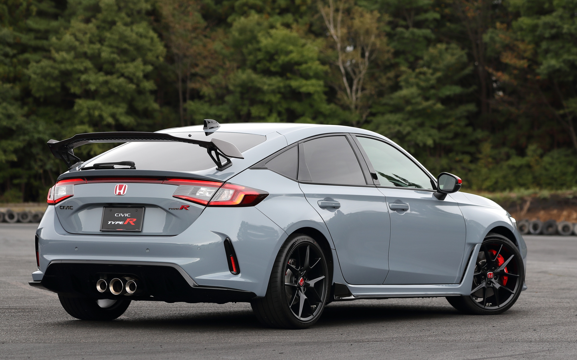 リアルカーボン×レッドポリエステル綾織のテールゲートスポイラーは27万5000円