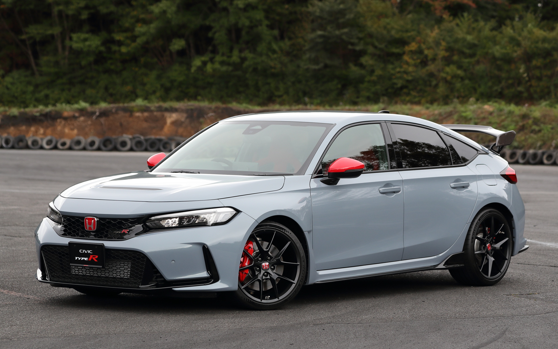 ホンダアクセスの純正アクセサリーを装着した新型シビックTYPE R。エクステリアではテールゲートスポイラーのほかに、ドアミラーカバー（1万5400円）やドアバイザー（1万6500円）、プロテクションフィルムセット（7150円）、ライセンスフレーム（3850円～4950円）などが設定されている