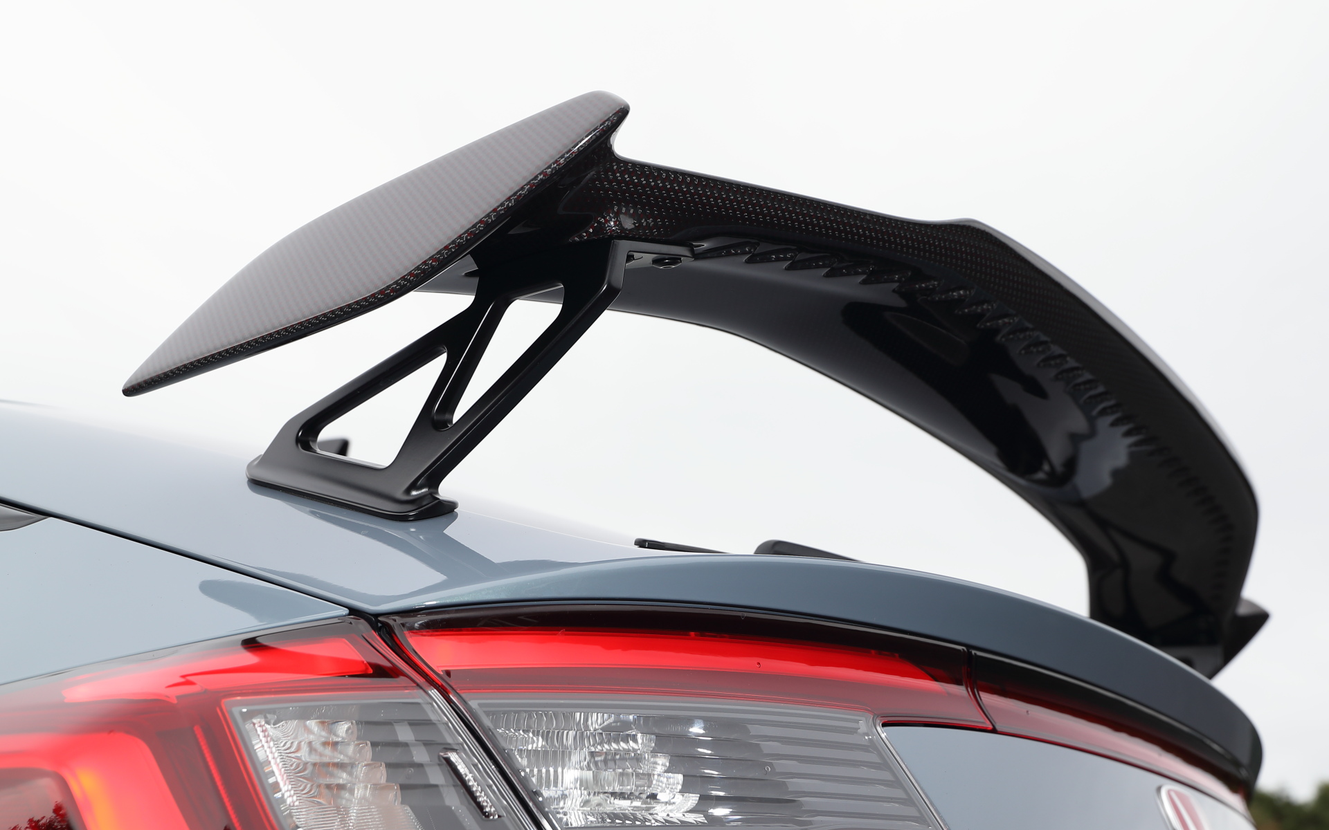 中央部と両端の形状を変えることで、直進とコーナリングでの効果を変えている