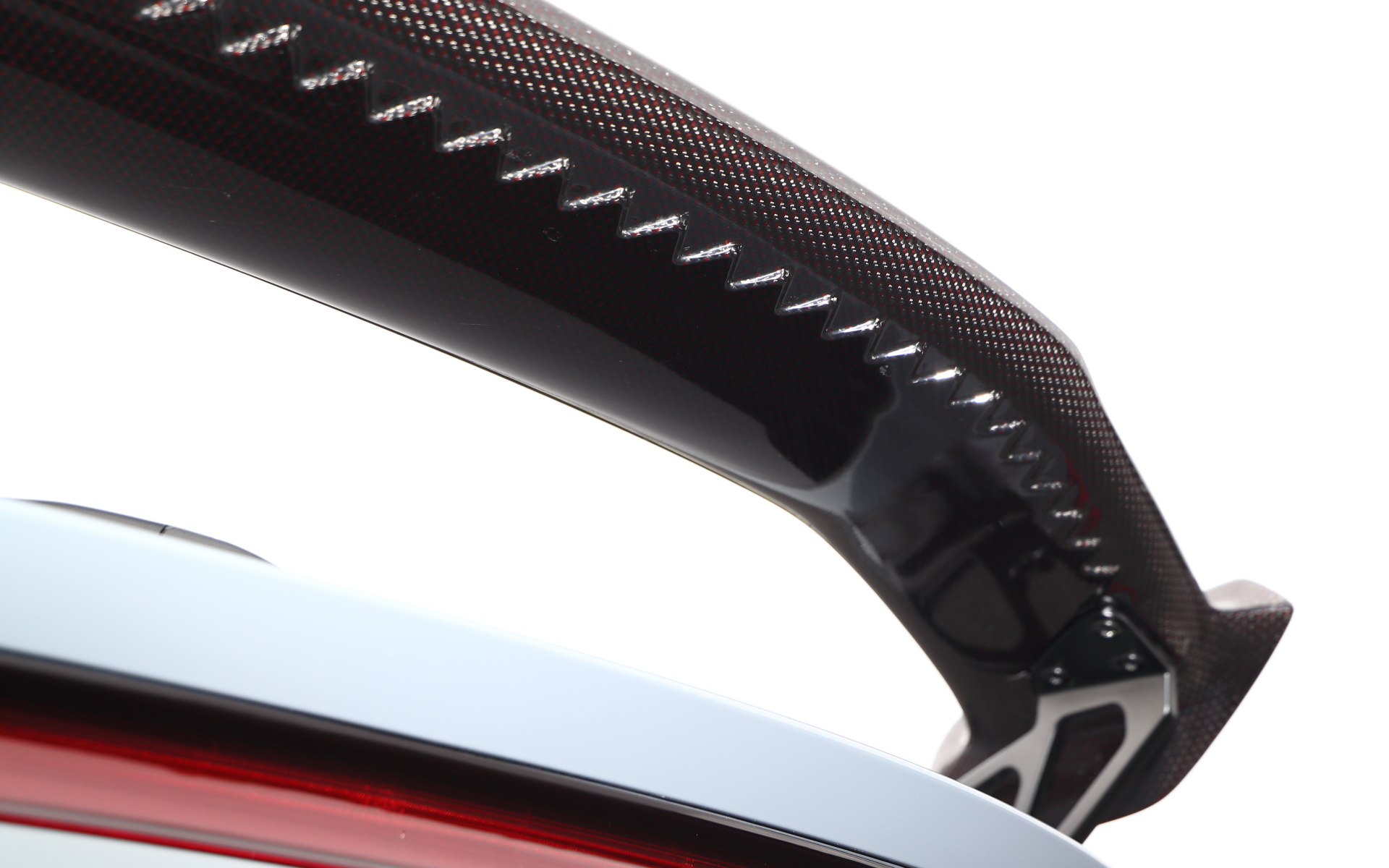 シェブロン形状を採用しているウイング下面。大きさ、数、位置のすべてが最適値となっている