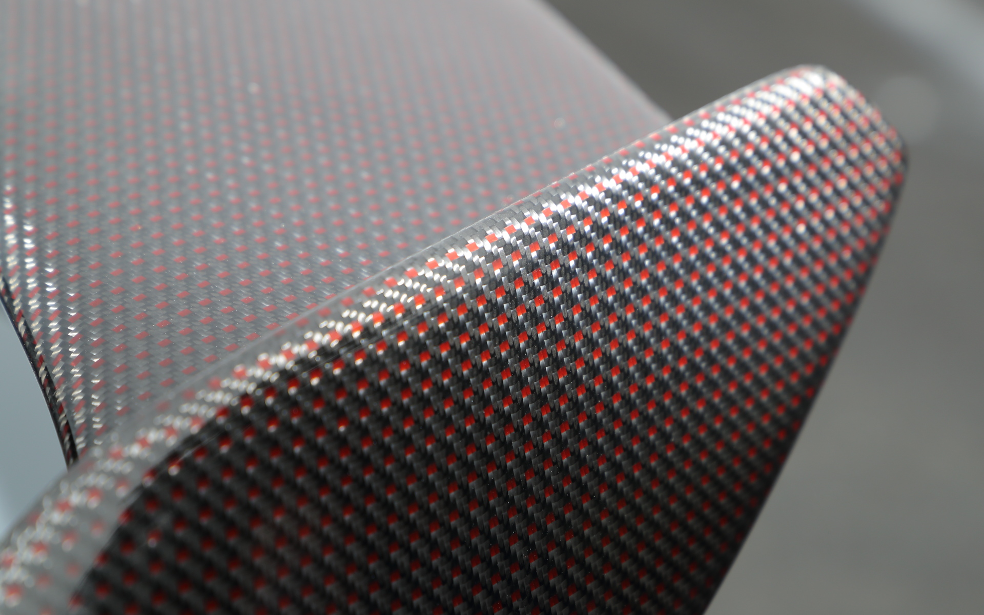 使用するカーボンにもこだわっていて、リアルカーボン×レッドポリエステルの綾織として見た目にもインパクトがある