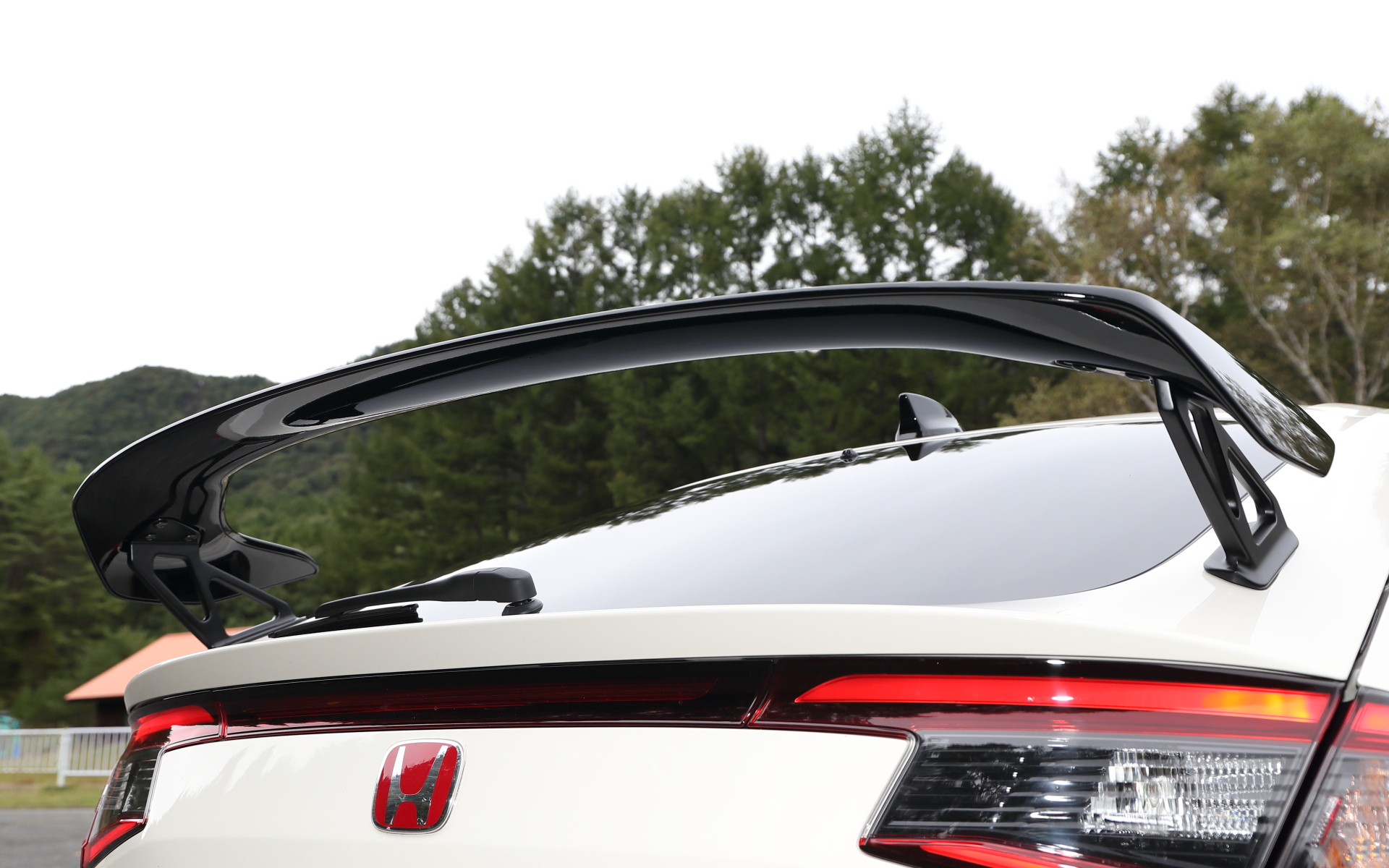 純正ウイングはつやのあるブラック単色