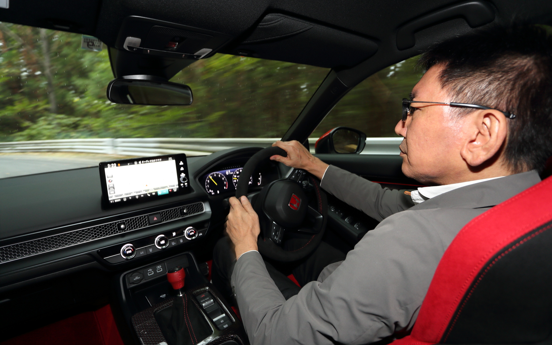 クルマが安定することで目線がブレないことも大きな効果だ