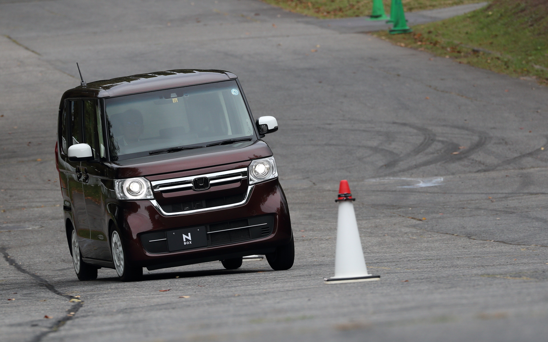 結果、車幅が狭く重心の高いような車種でも、直進やステアリングを切り返すようなスラローム走行でも走行安定性が向上していた。もちろん、効果があるからといって、むやみやたらと付ければいいものではなく、そのクルマに合わせた数と取り付け場所があるのとのことなので、ホンダアクセスの今後の他車種への展開を期待したい