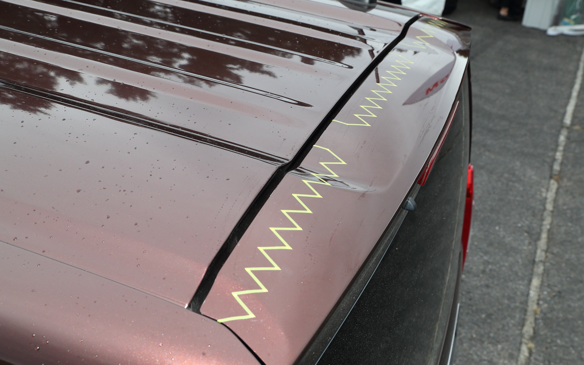 この日の試走では、ホンダアクセスがシビックTYPE R用テールゲートスポイラーに初めて採用した、シェブロン（ノコギリ歯）形状の「実効空力デバイス」の効果を体感するために、ホンダの軽自動車「N-BOX」を使った簡単な比較試乗も行なわれた