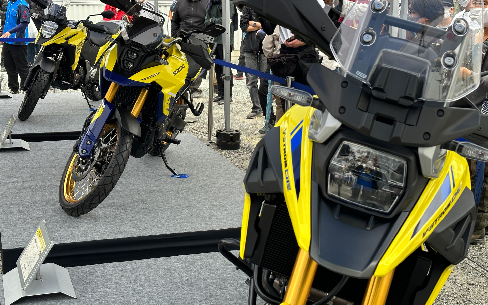 日本初公開となった新型「V-STROM」シリーズ。手前から「1050DE」「800DE」「SX」