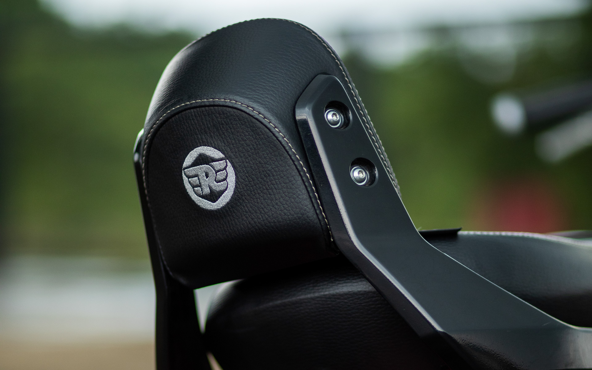 ツアラーはフロントスクリーンが装着されるほか、シートやシートバックの形状が異なる