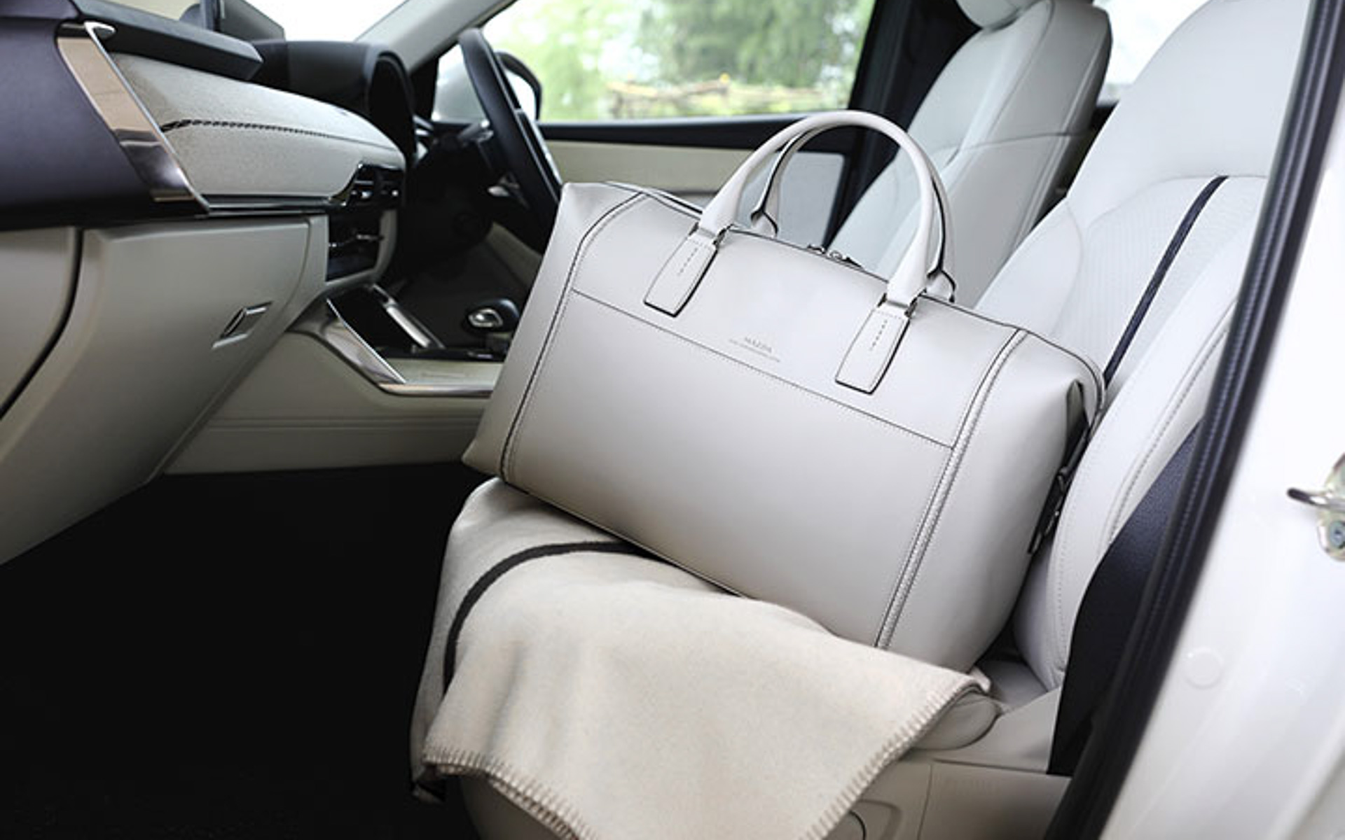 ピュアホワイトのボストンバッグ