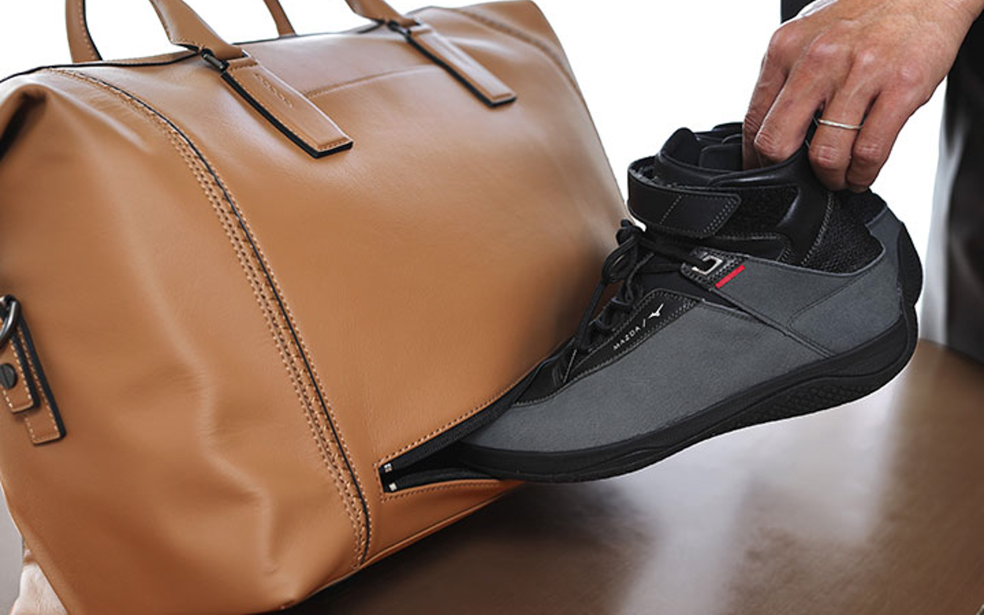 底面にはシューズを収納できるコンパートメントポケット付き