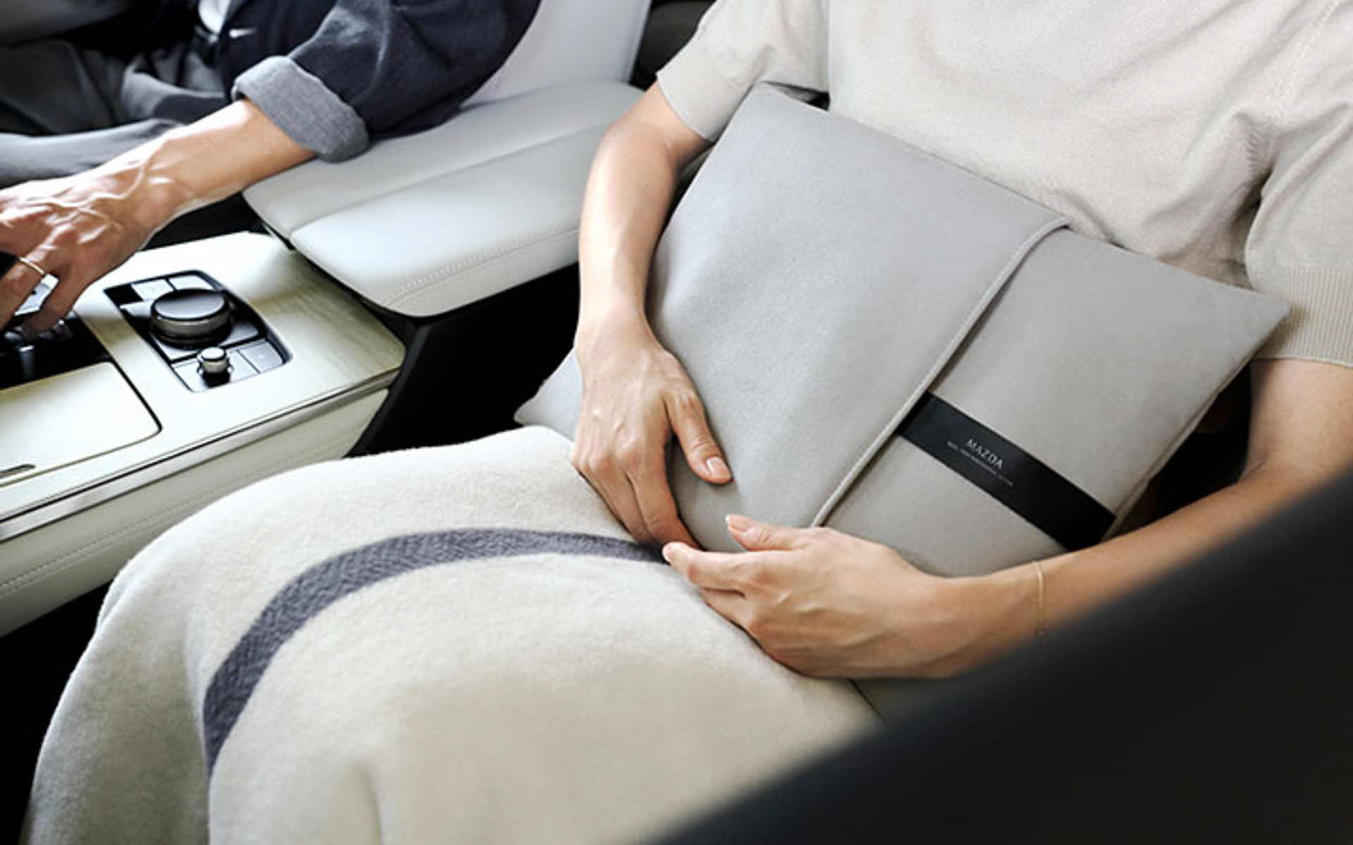 ピュアホワイトのクッションブランケット