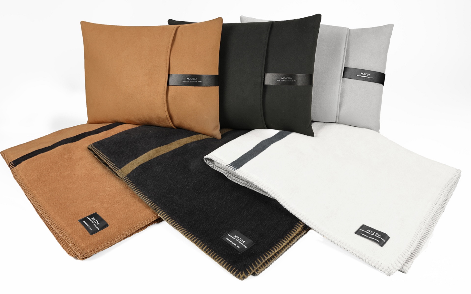 クッションブランケット。左からタン、ブラック、ピュアホワイト