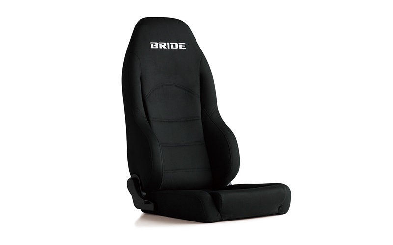 イメージとして装着しているシートはスリムなデザインと柔らかな乗り心地を持ったセミバケットシート「DIGO III LIGHT」で、シートヒーター付きも設定あり。赤色は特注品となる