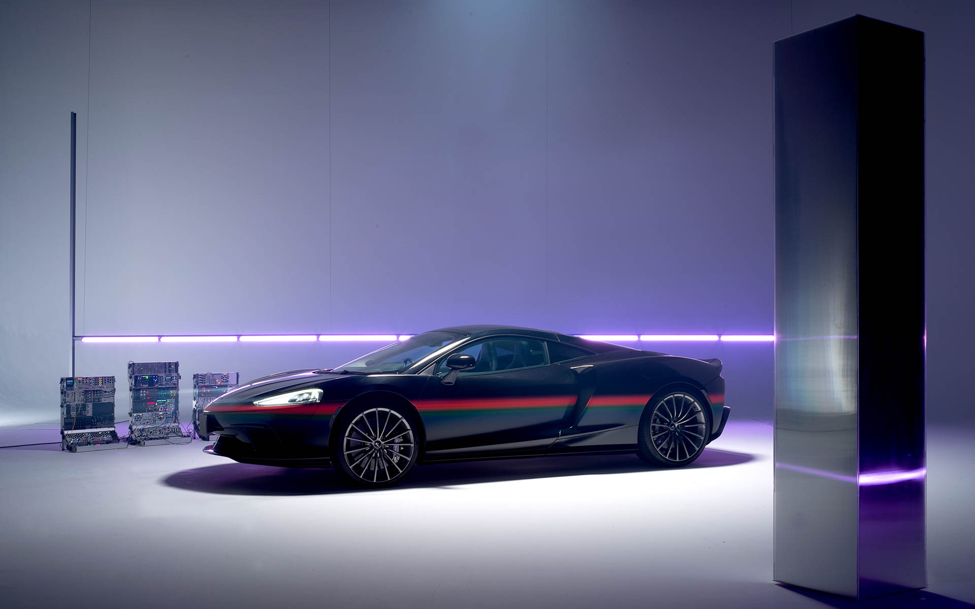 マクラーレン GTとグラフィックアーティスト「YOSHIROTTEN」