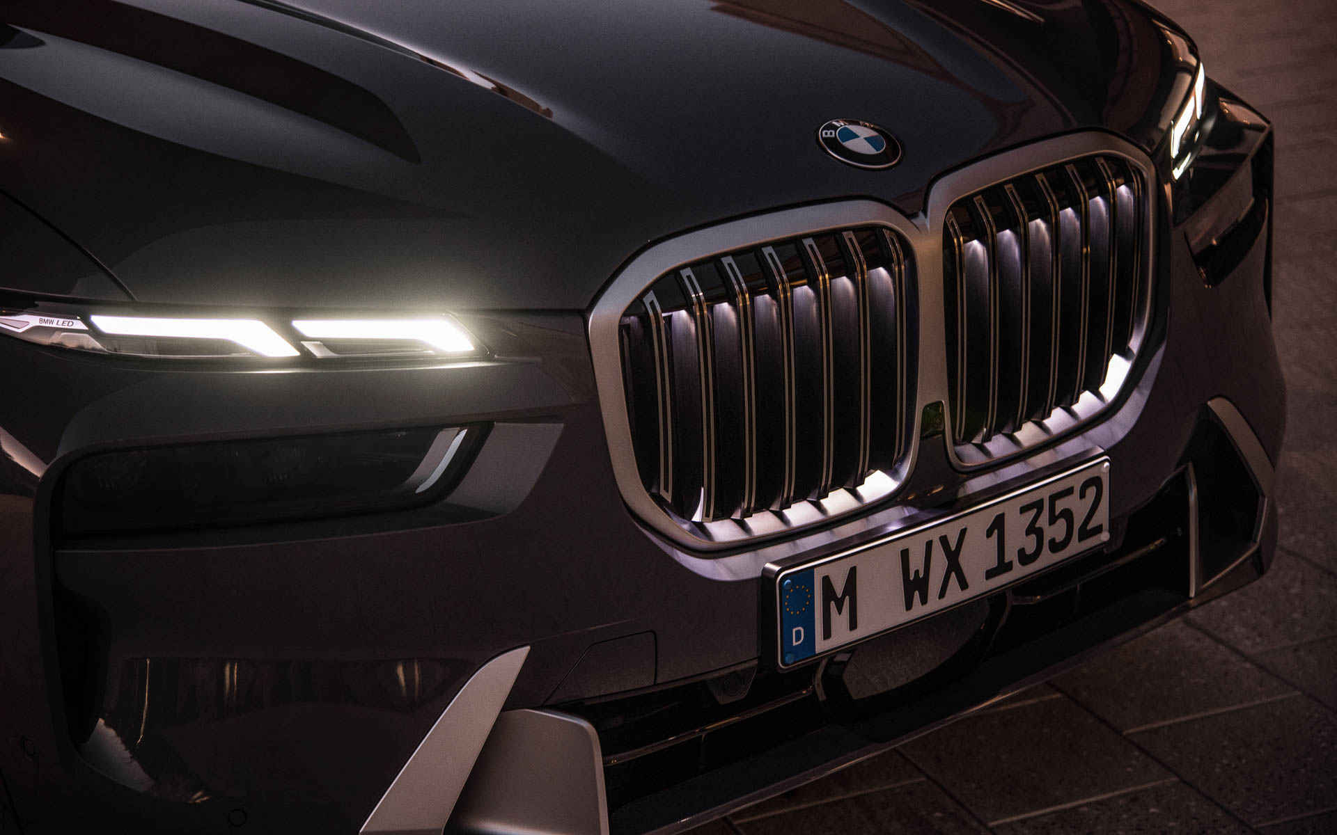 暗闇で光るアイコニック・グロー・キドニーグリルの採用など、新しいBMWラグジュアリーフェイスを採用