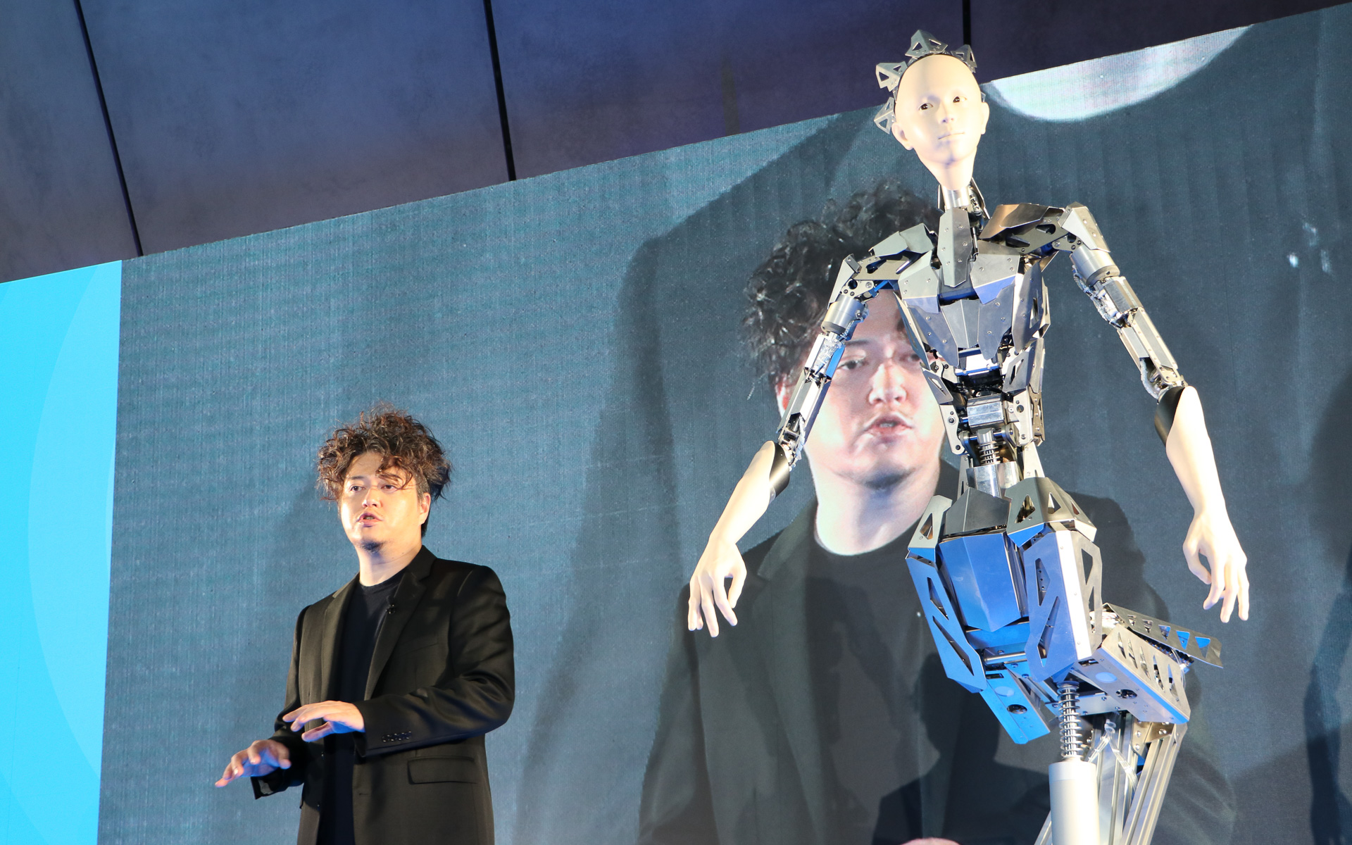 音楽家の渋谷慶一郎氏とアンドロイド「オルタ4」